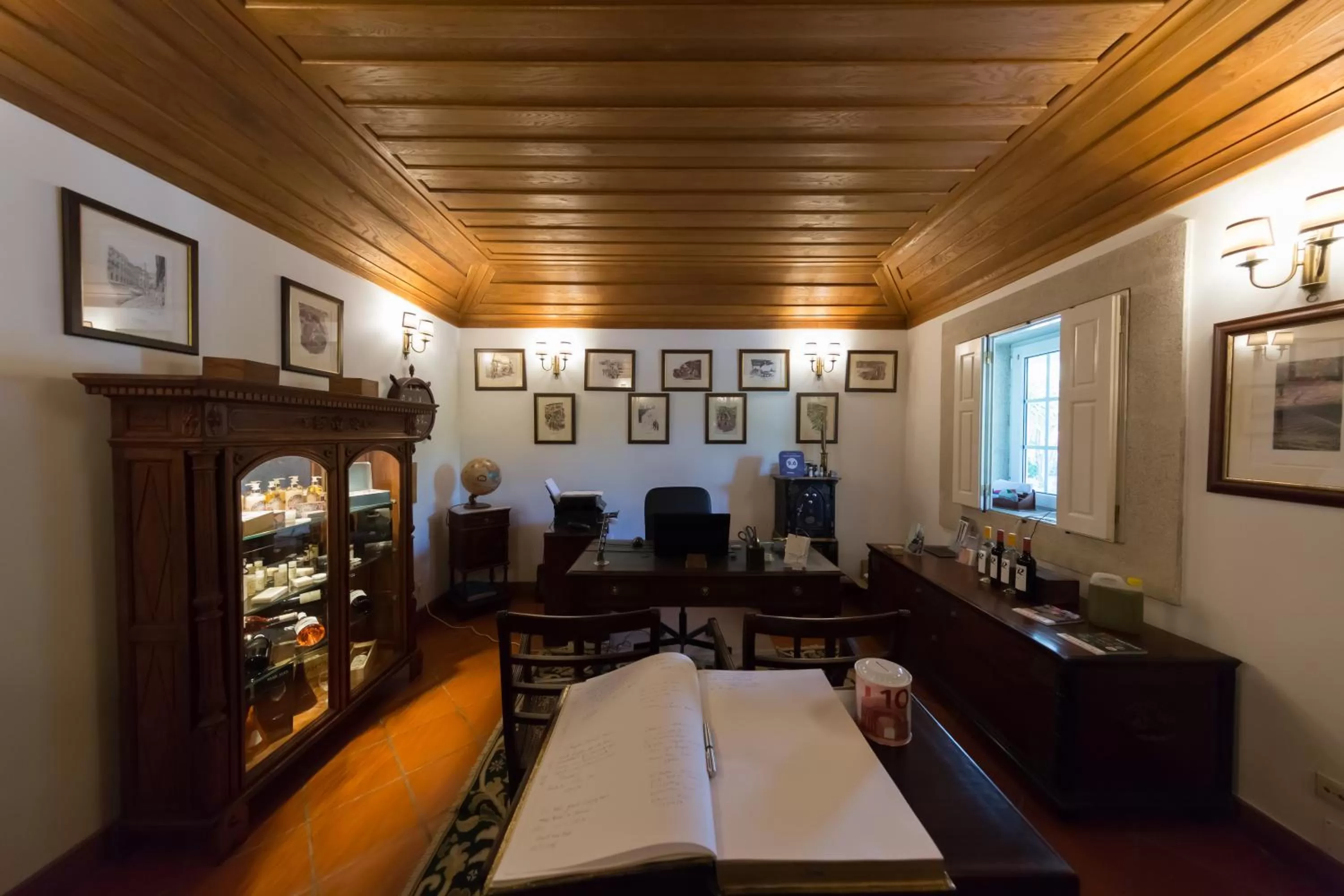 Decorative detail, Bed in Casa de São Domingos