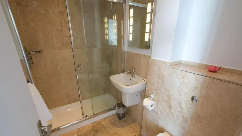 Shower, Bathroom in Chesil Beach Lodge