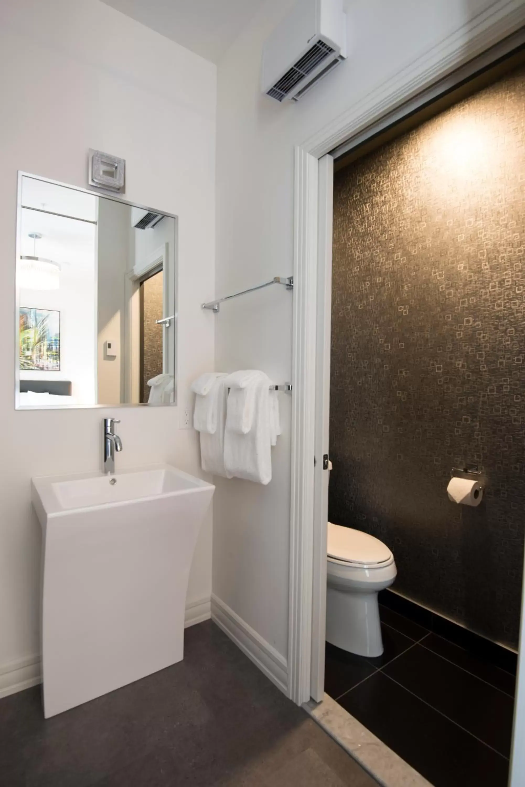 Toilet, Bathroom in Hotel Manoir Morgan
