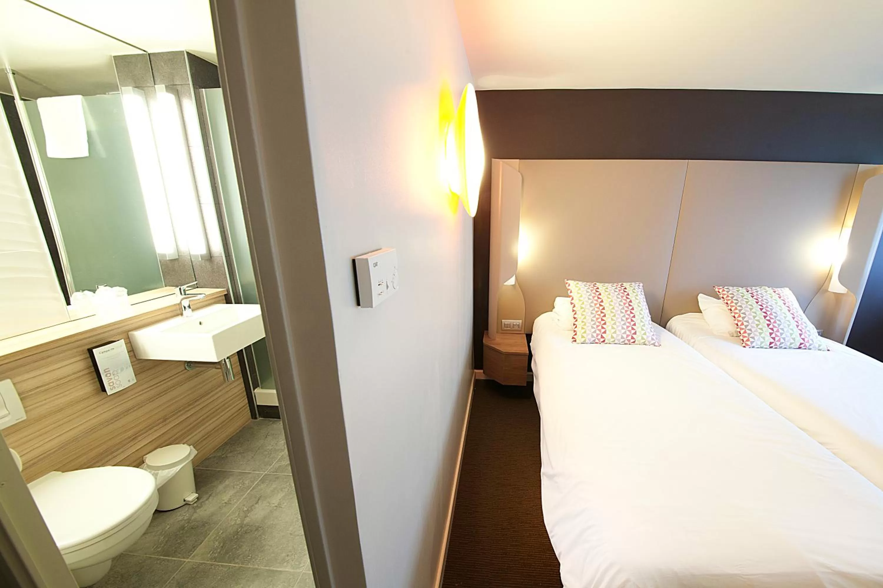 Bedroom, Bed in Campanile Clermont-Ferrand ~ Aubière