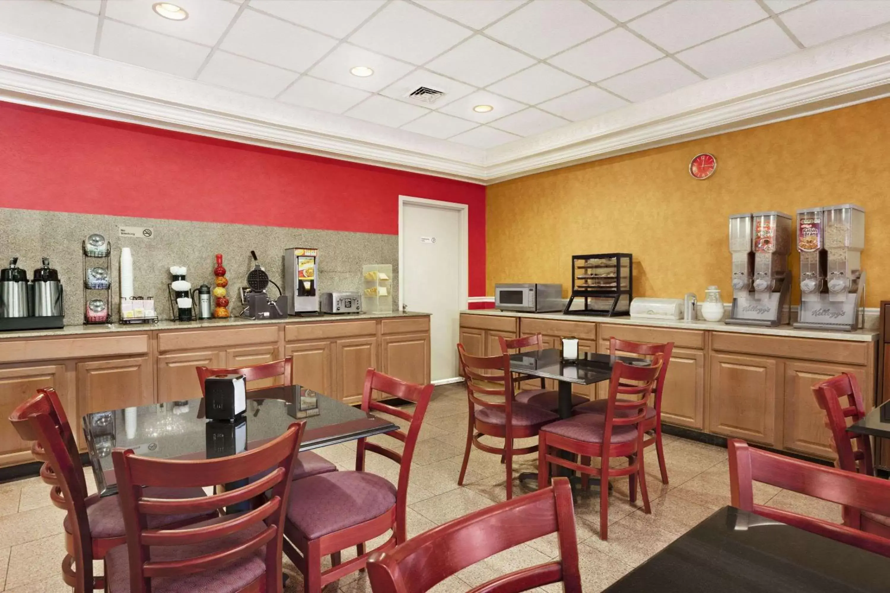 Restaurant/places to eat in Ramada by Wyndham East Orange Restaurant/places to eat in Ramada by Wyndham East Orange