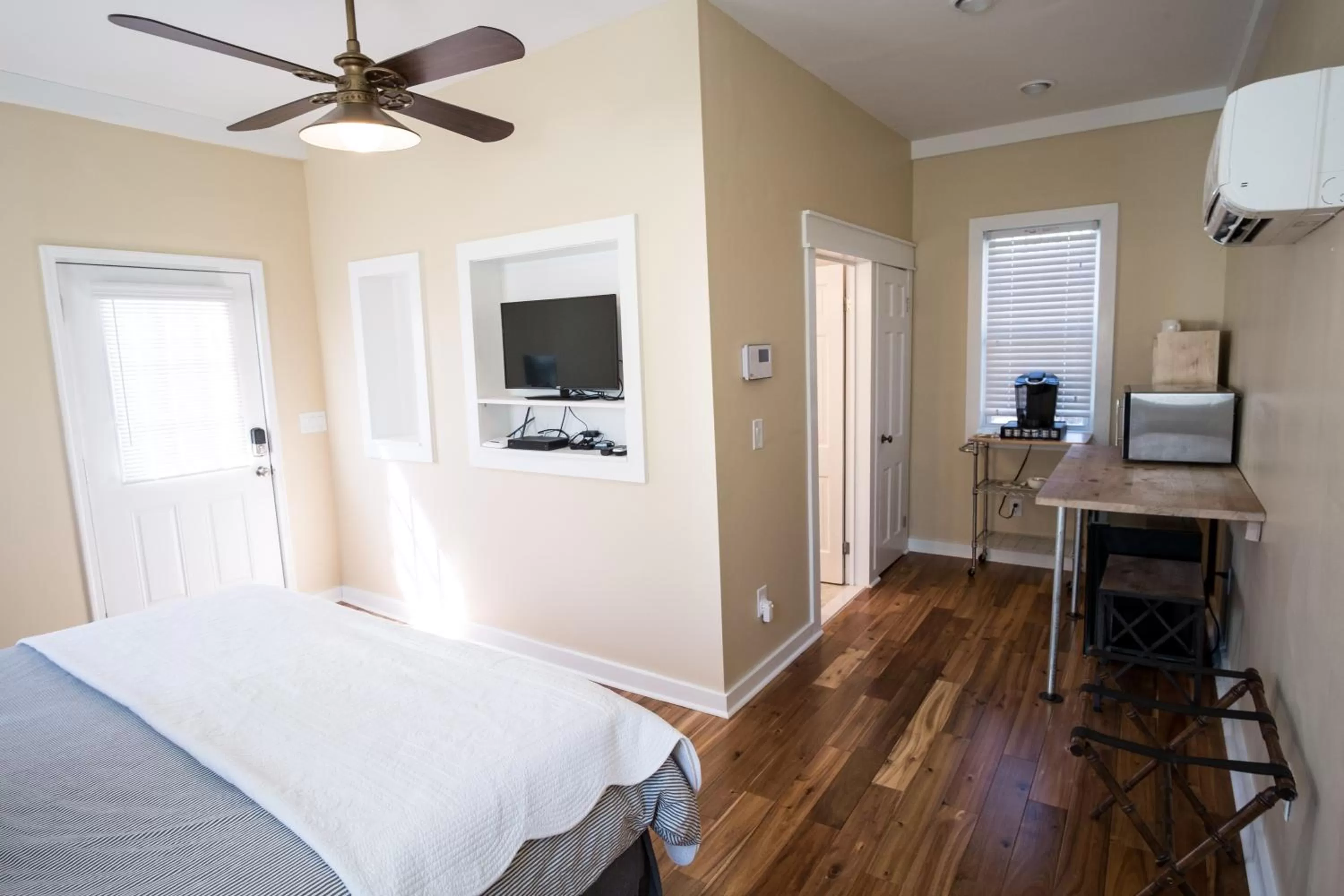 Bed in Swamp Rabbit Inn Travelers Rest