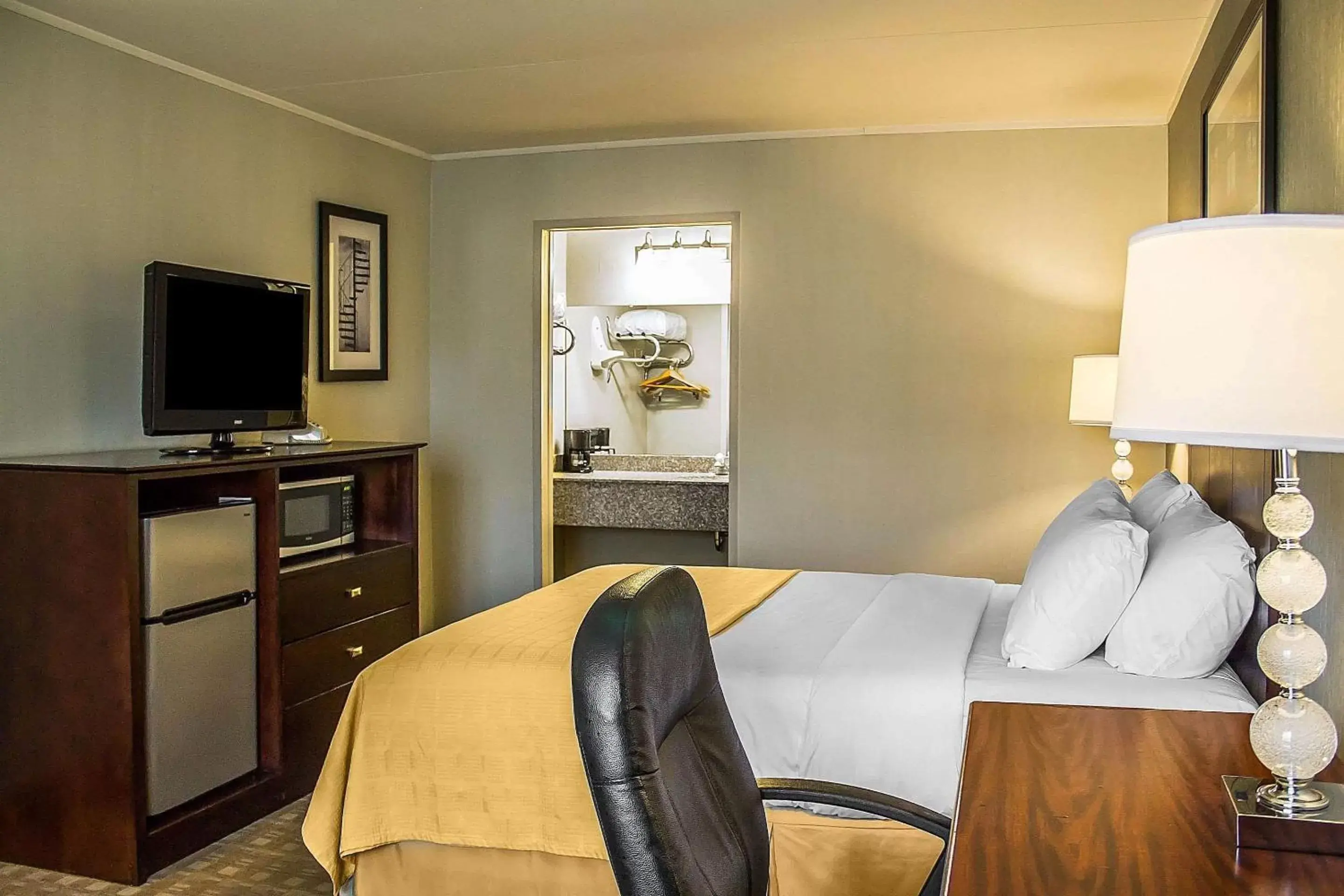 Queen Room - Accessible/Nonsmoking in Quality Inn Cambridge Queen Room - Accessible/Nonsmoking in Quality Inn Cambridge