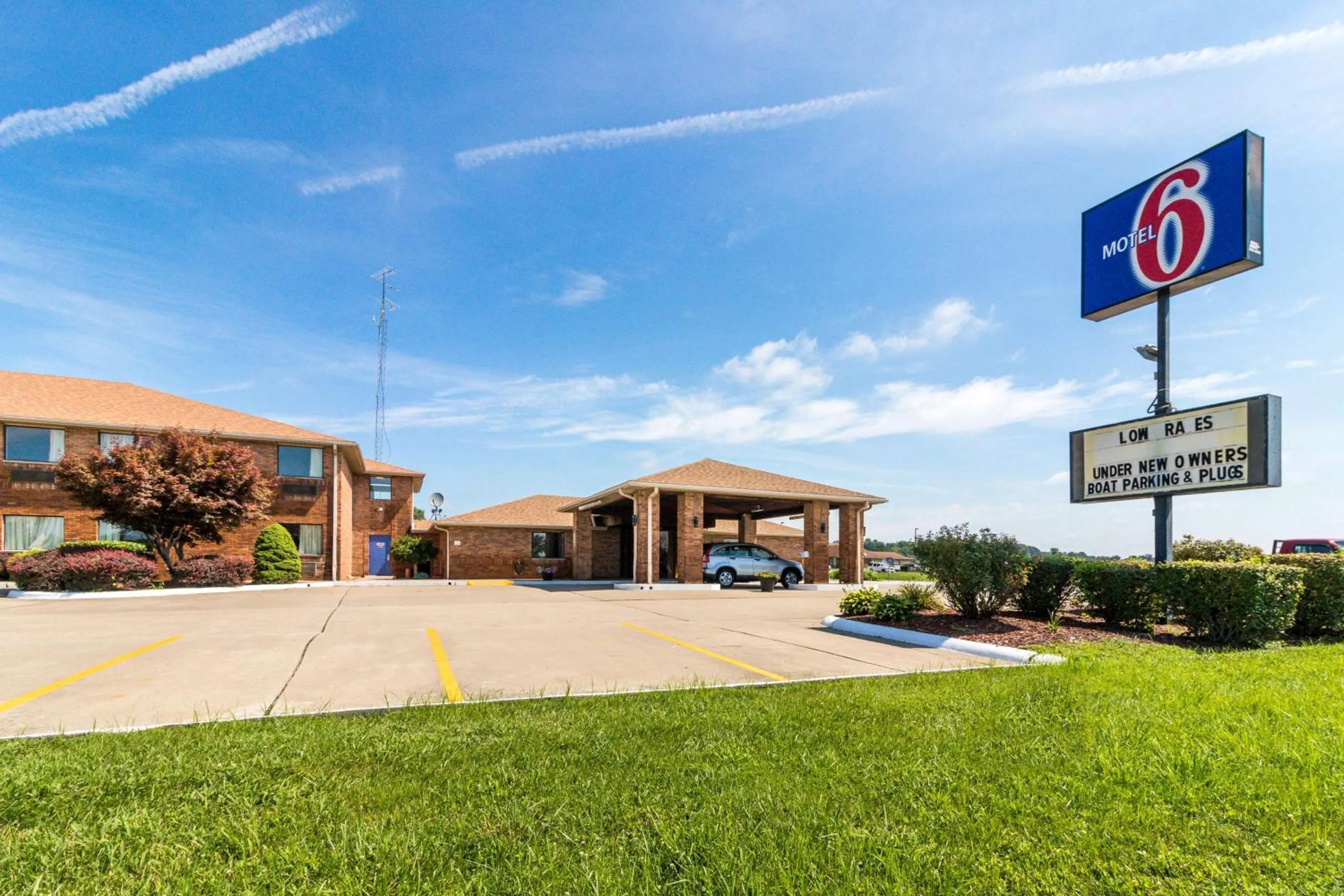 Property building in Motel 6-Marion, IL