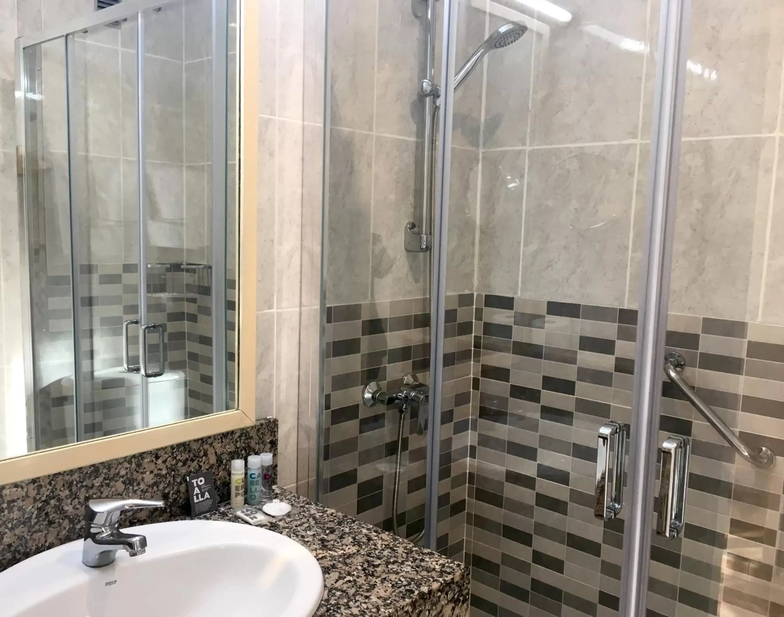 Shower, Bathroom in Hotel Celimar