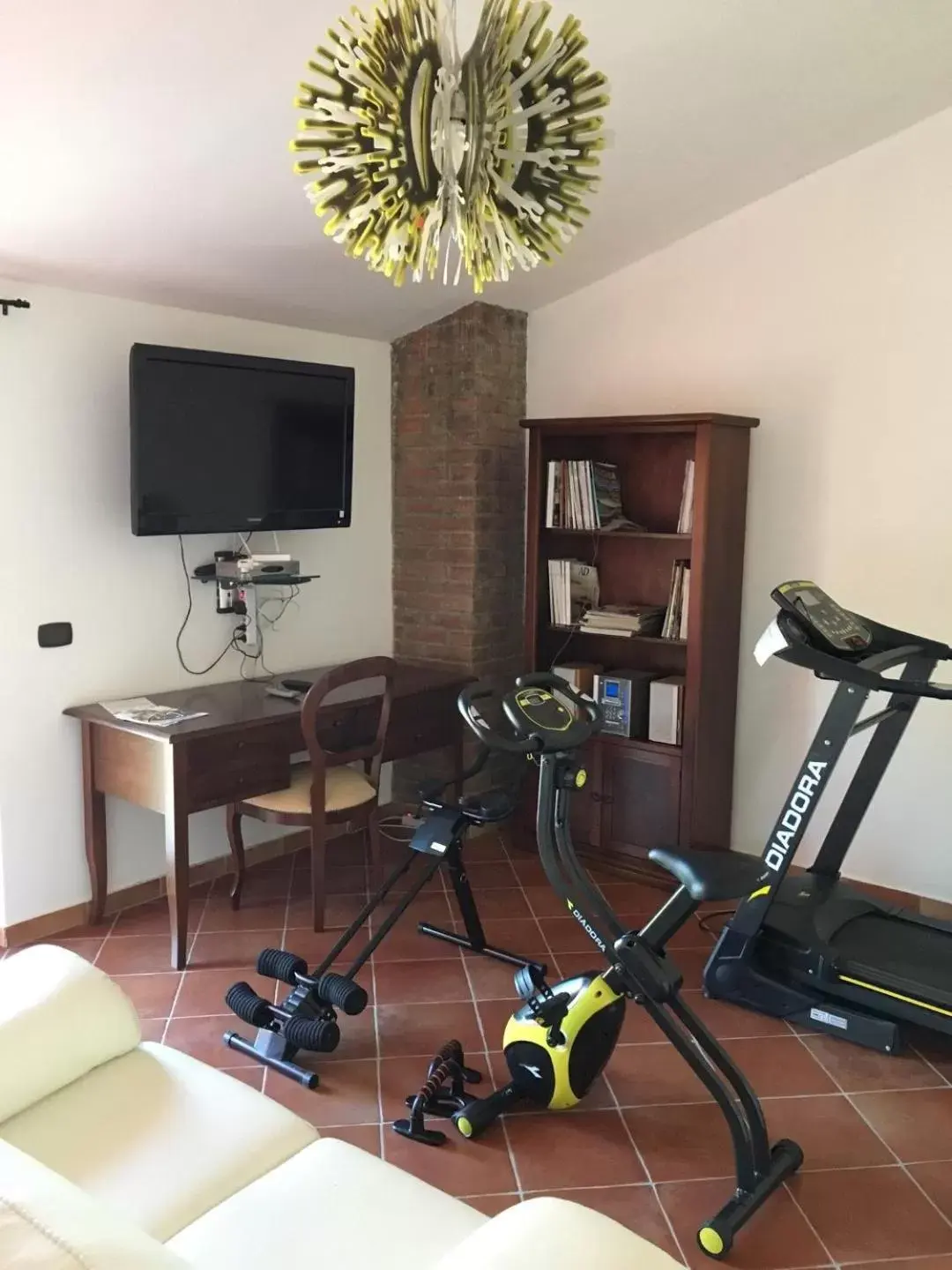 Communal lounge/ TV room, Fitness Center/Facilities in B&B Villa zia Febronia