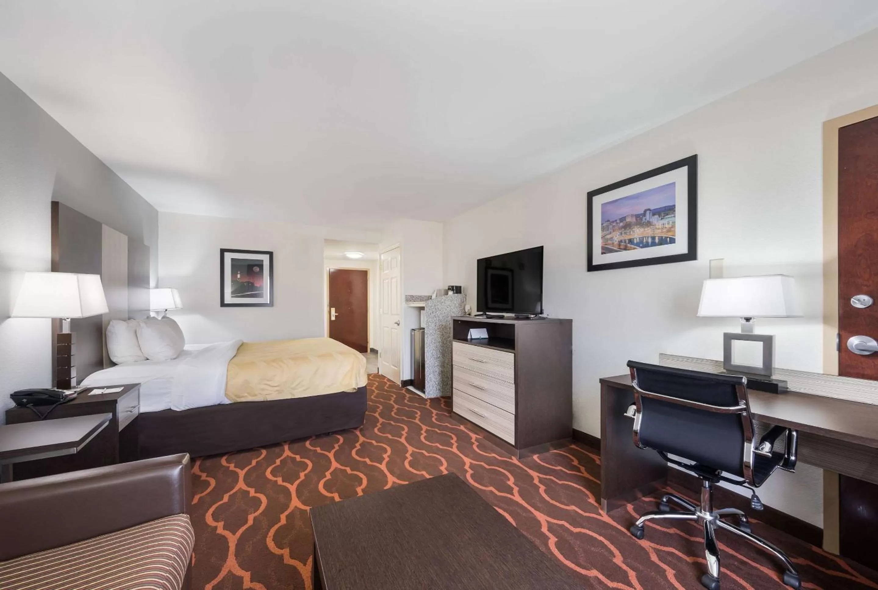 Photo of the whole room, Bed in Quality Inn & Suites Huntsville Research Park Area