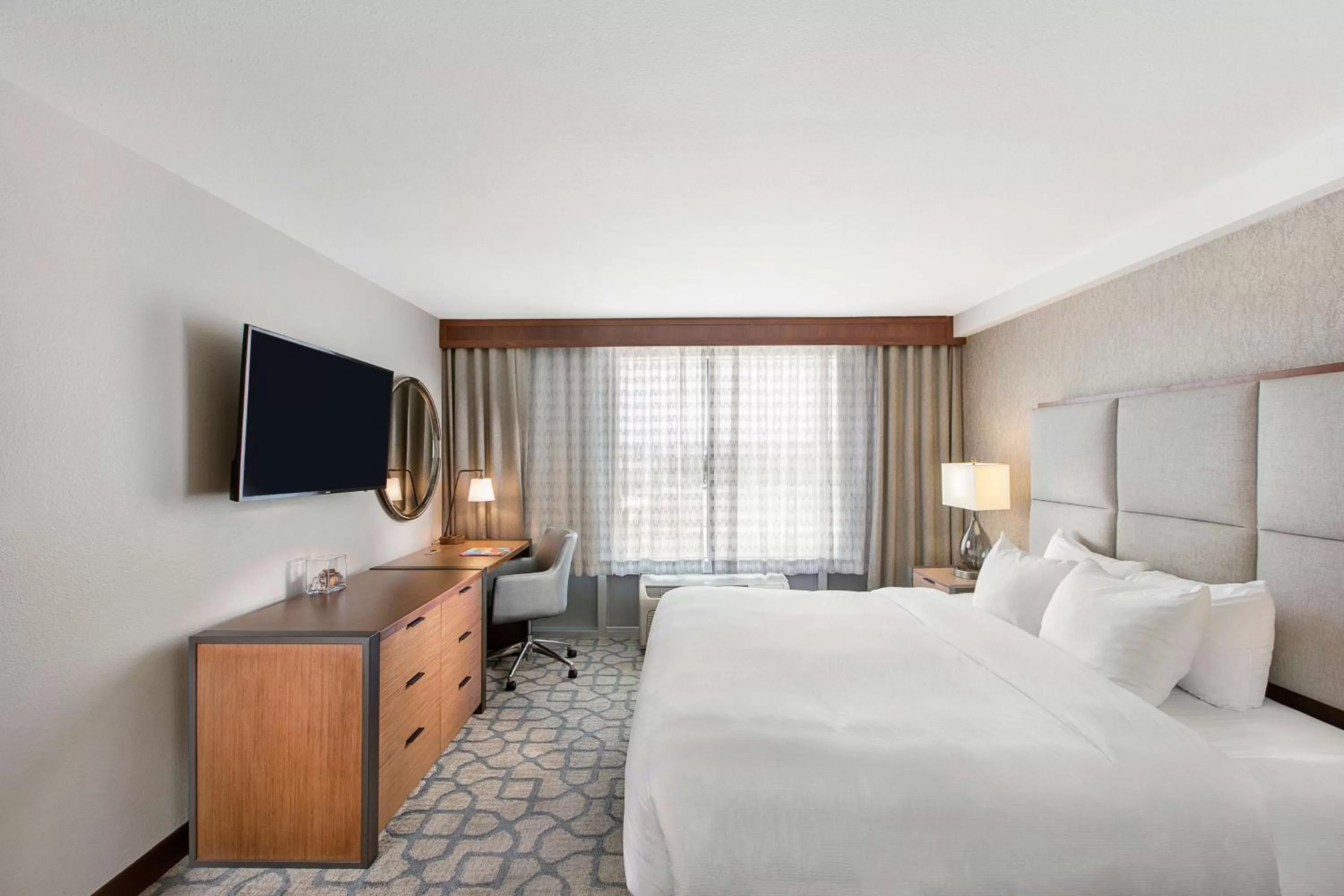 Bedroom, Bed in DoubleTree by Hilton San Antonio Northwest - La Cantera