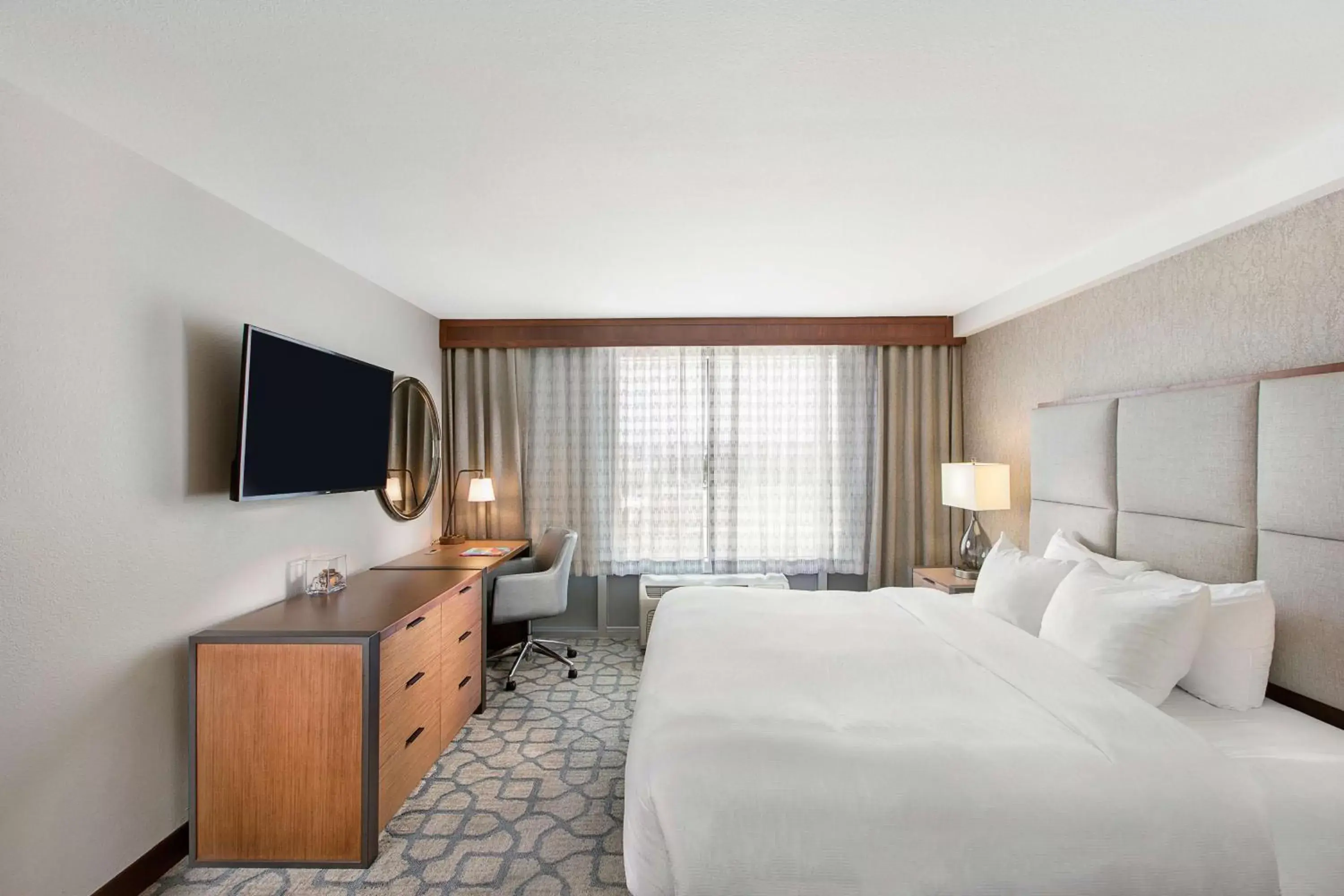 Bedroom, Bed in DoubleTree by Hilton San Antonio Northwest - La Cantera