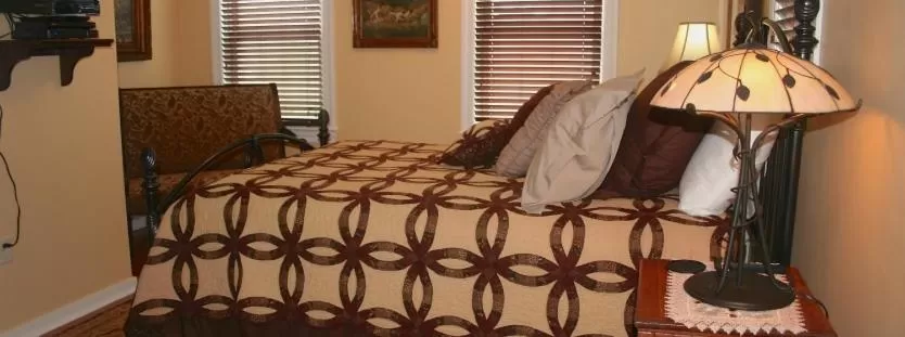 Bed in The Swope Manor Bed & Breakfast