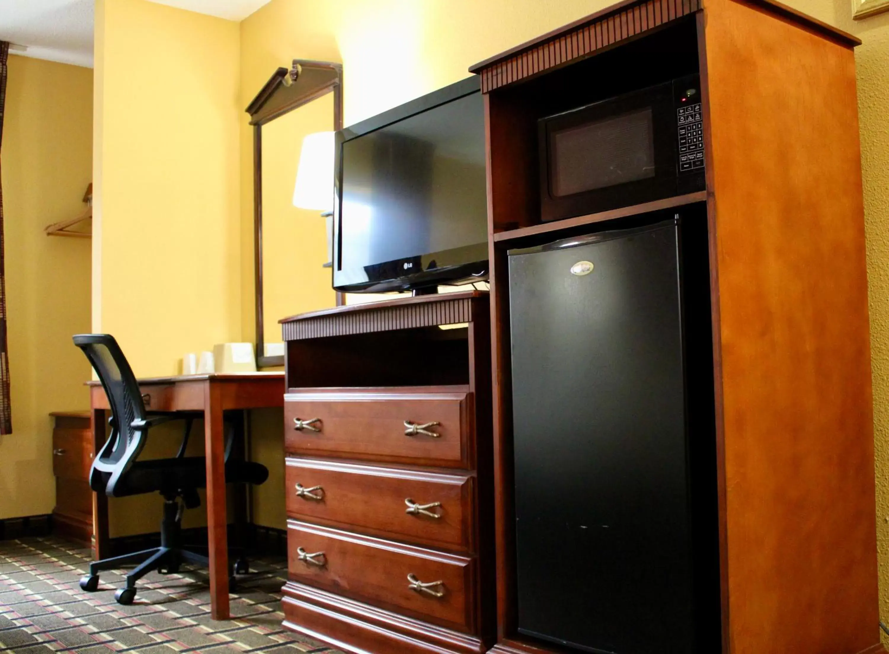 TV and multimedia, TV/Entertainment Center in HomeTown Inn & Suites