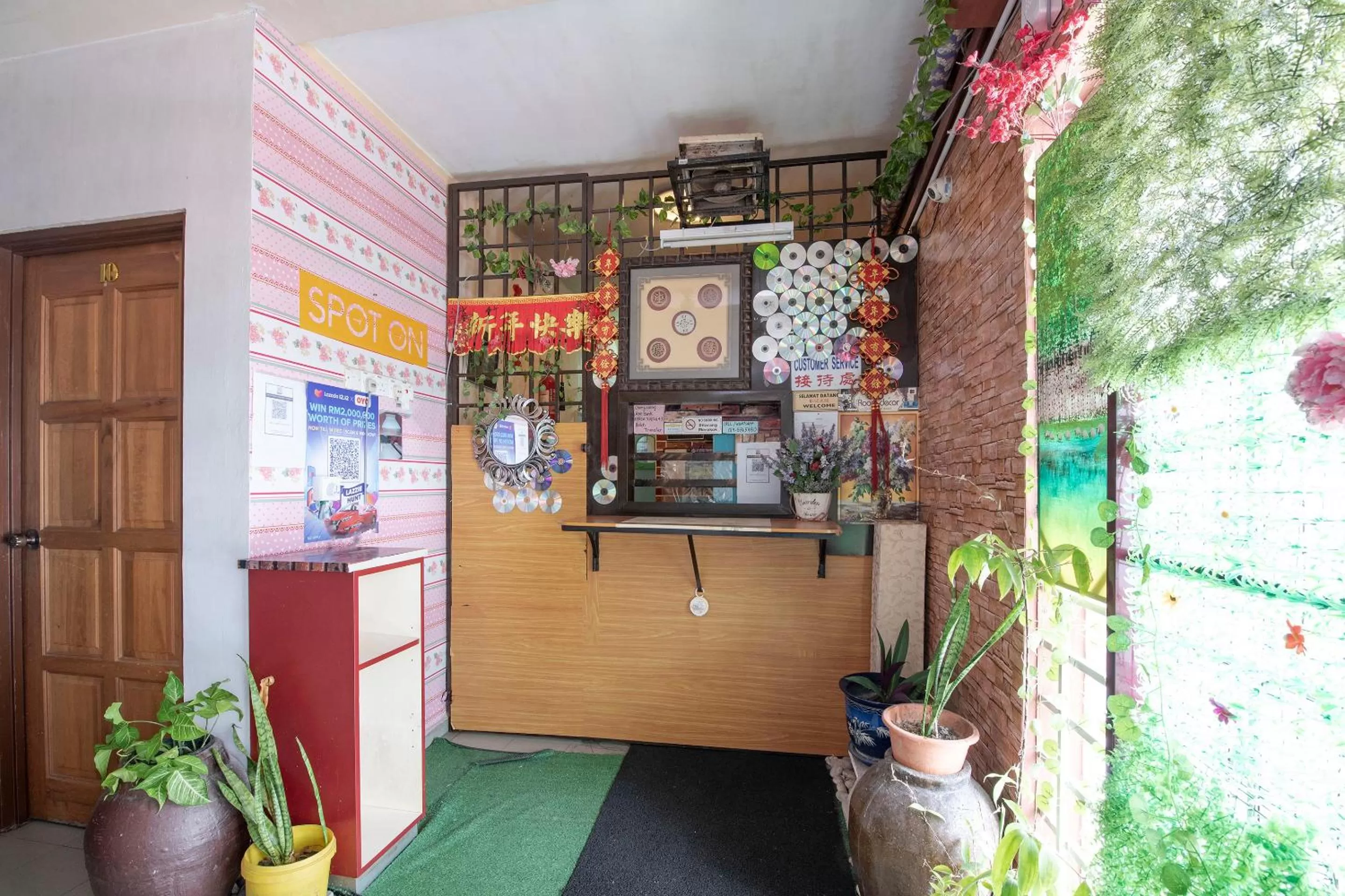 Lobby or reception in SPOT ON 90305 Hen Hen Hotel