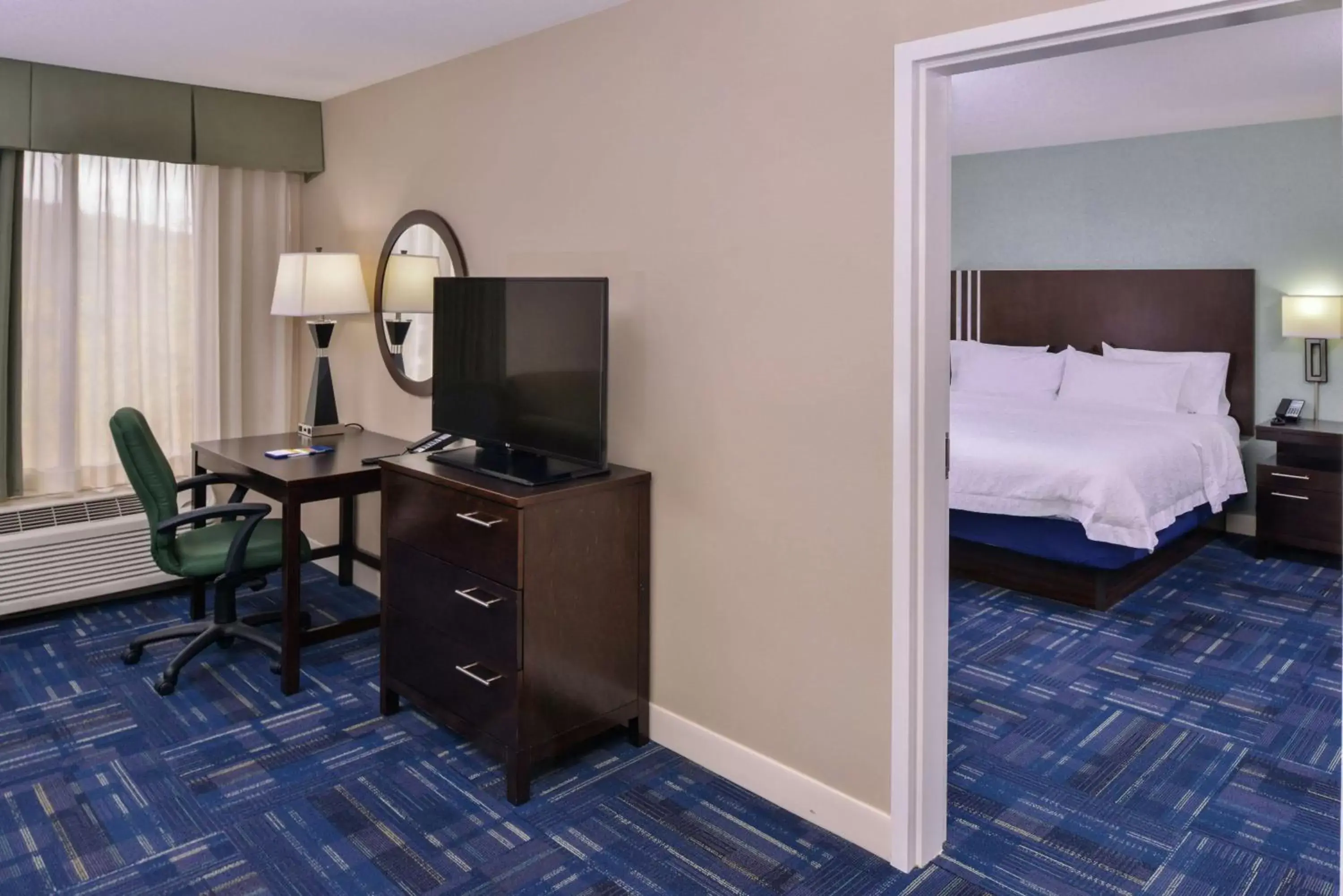 Bedroom, TV/Entertainment Center in Hampton Inn Eugene