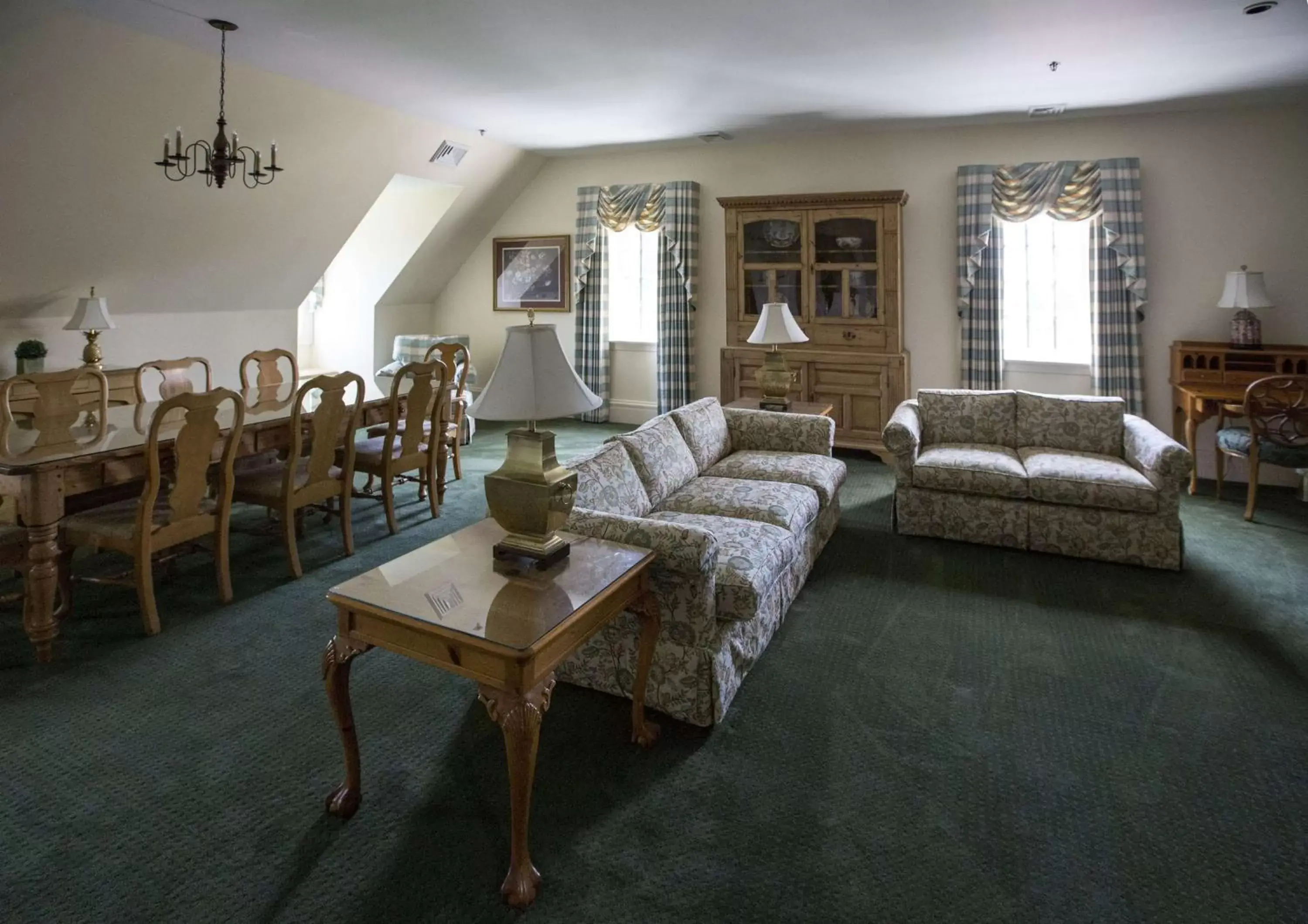 Living room, Seating Area in The Founders Inn & Spa Tapestry Collection By Hilton