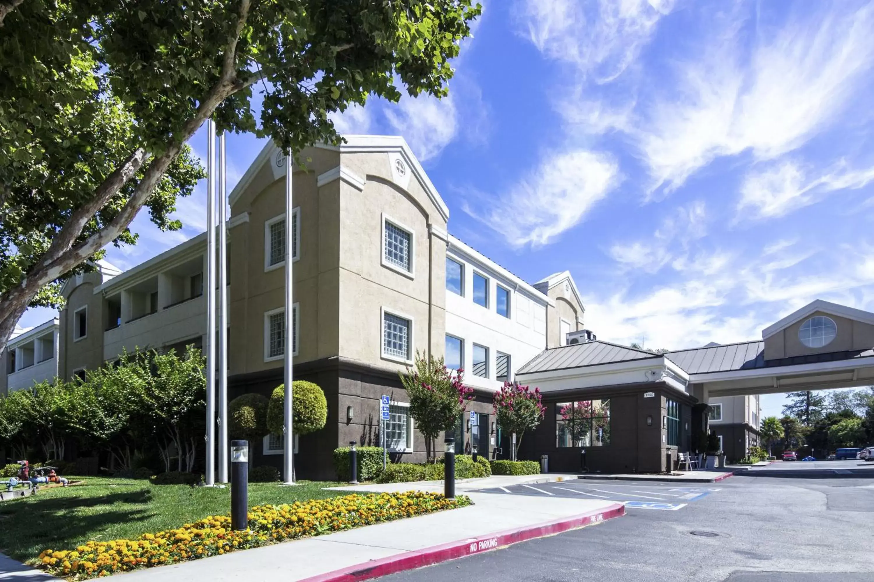 Property Building in Country Inn & Suites by Radisson, San Jose International Airport, CA