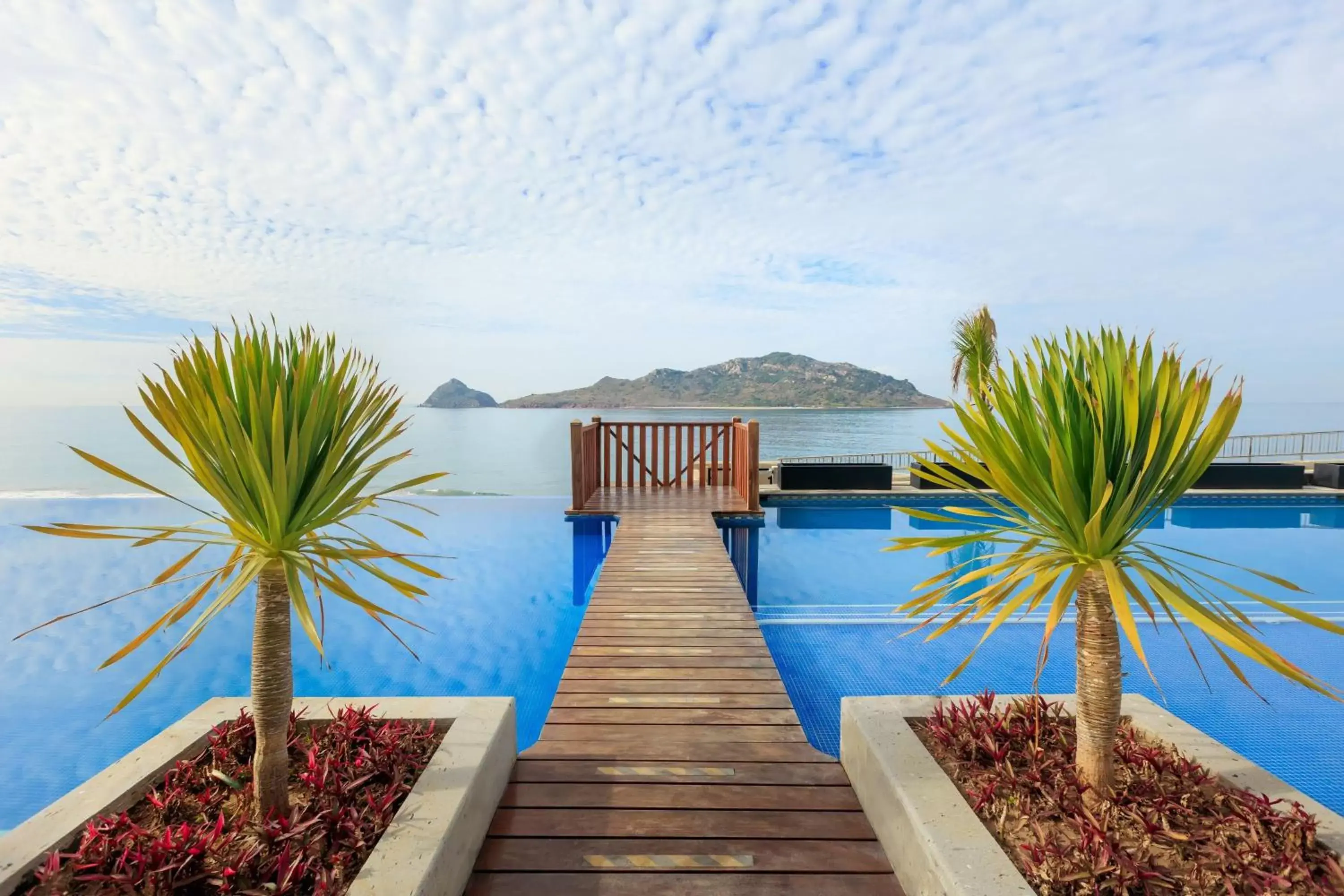 Swimming pool in Courtyard by Marriott Mazatlan Beach Resort