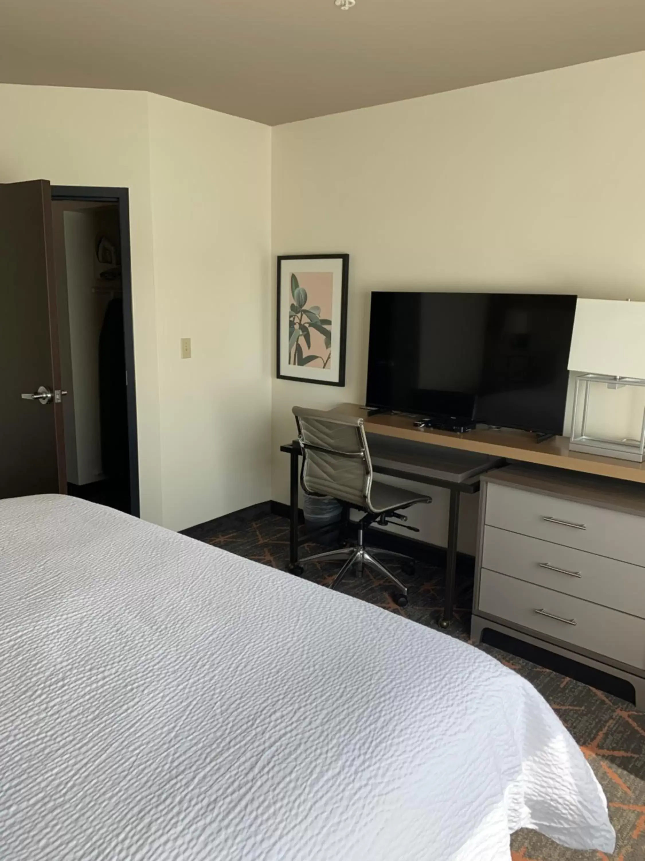 Bedroom, TV/Entertainment Center in Holiday Inn & Suites Stillwater-University West, an IHG Hotel