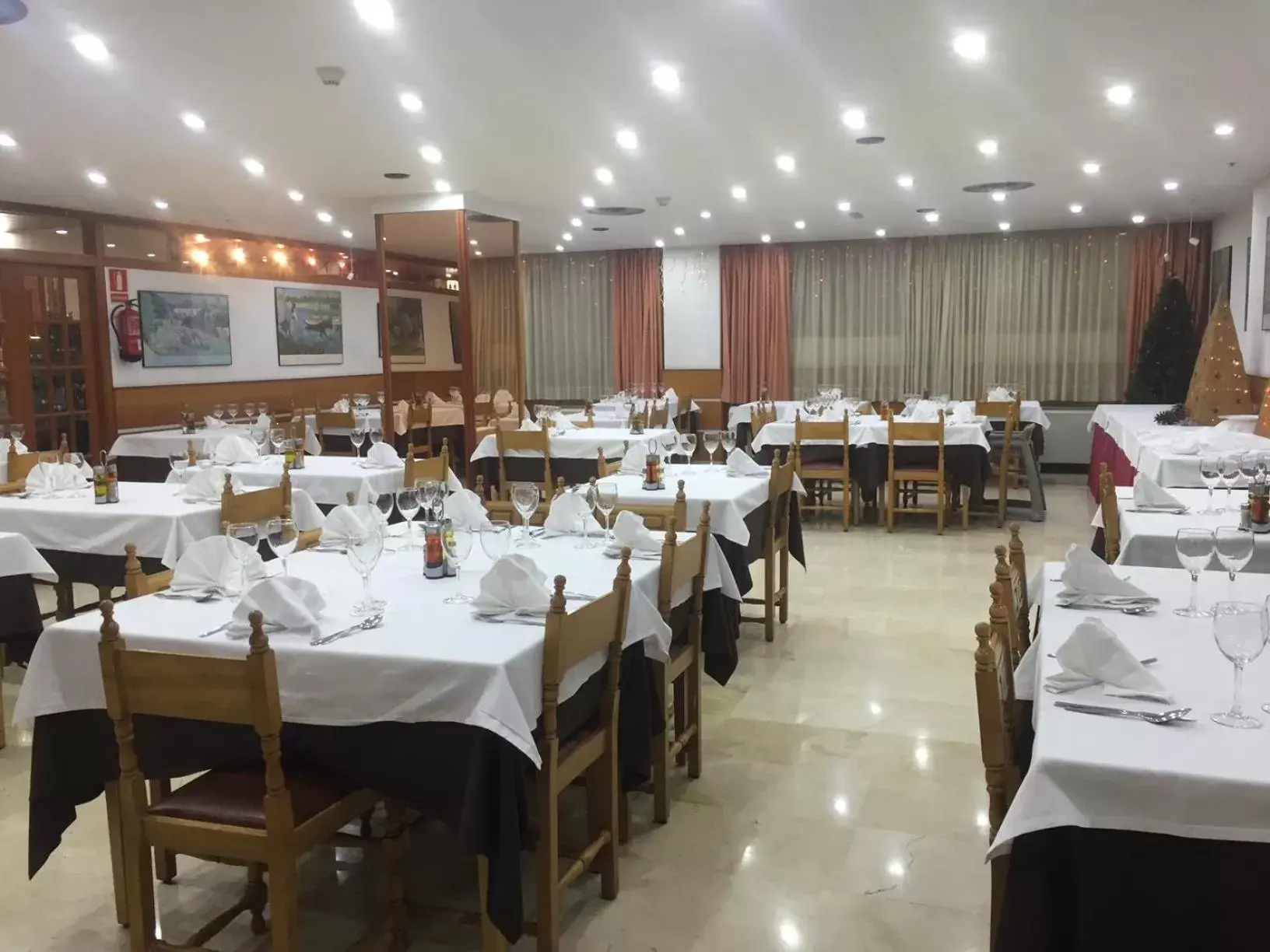Restaurant/places to eat in Hotel Folch Restaurant/places to eat in Hotel Folch