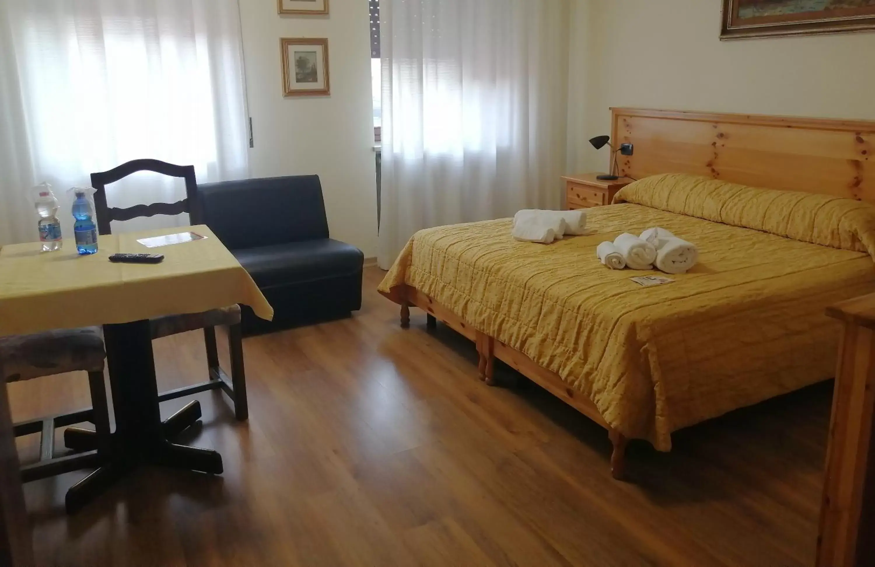 Photo of the whole room, Bed in Hotel Siros