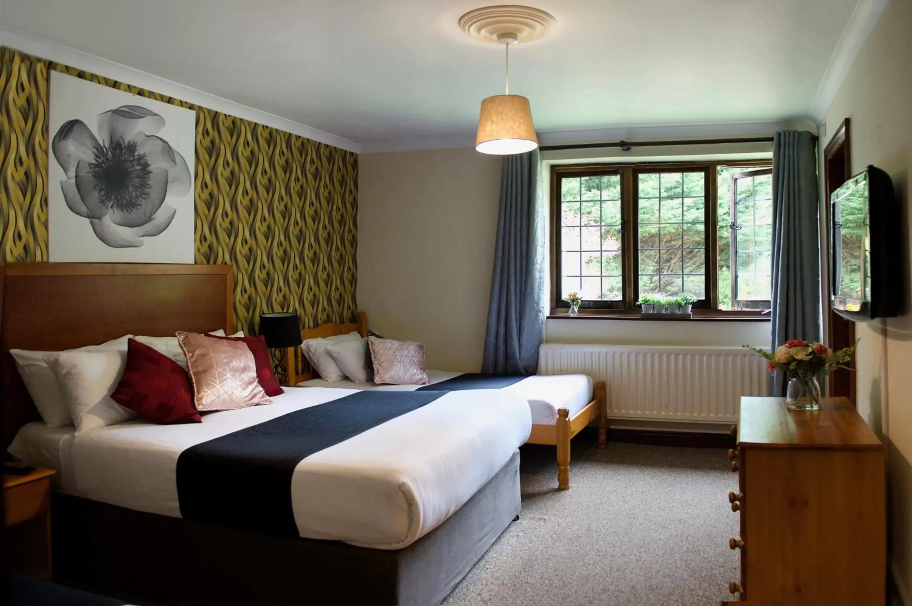 Bed in Little Foxes Hotel & Gatwick Airport Parking