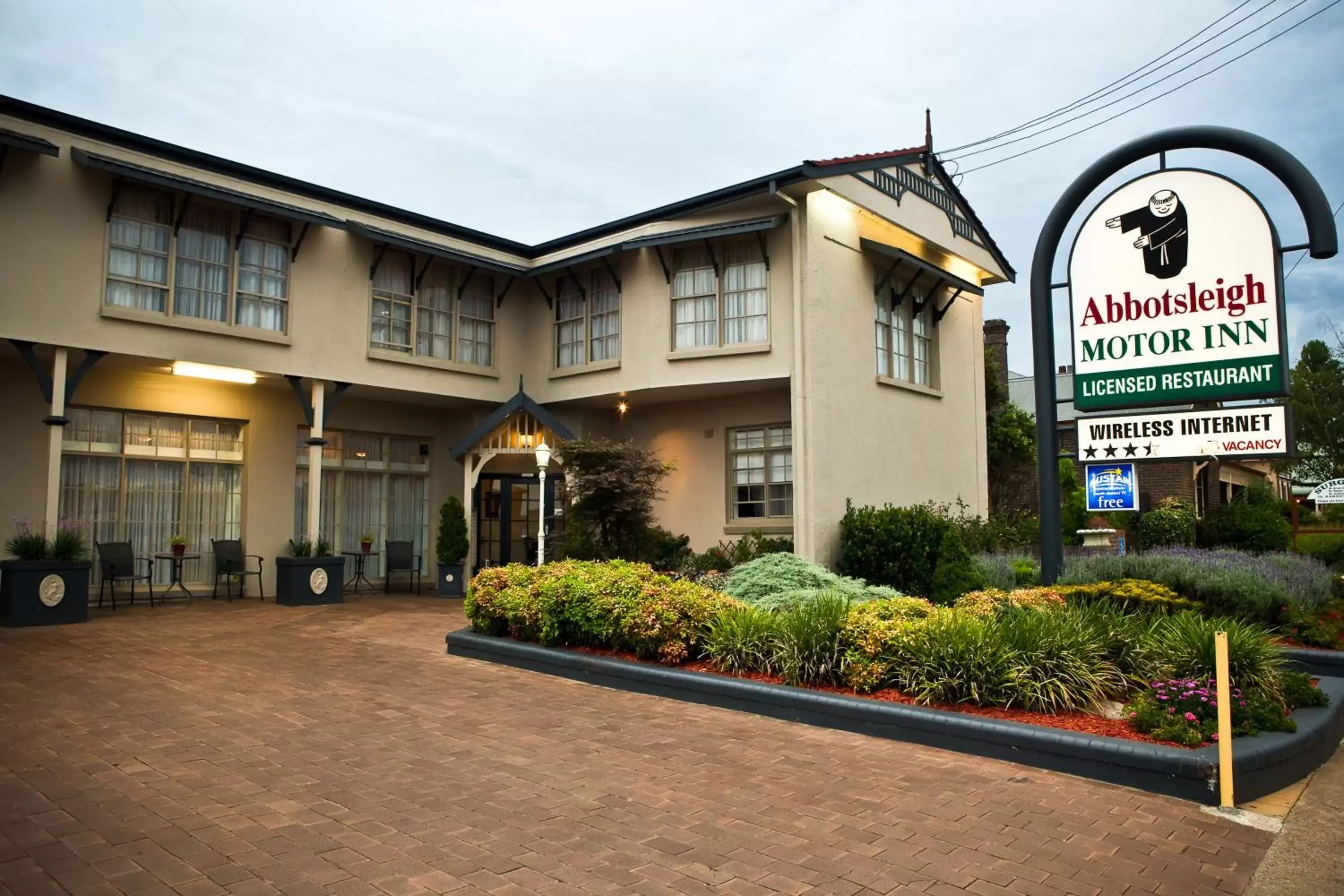 Facade/entrance, Property Building in Abbotsleigh Motor Inn