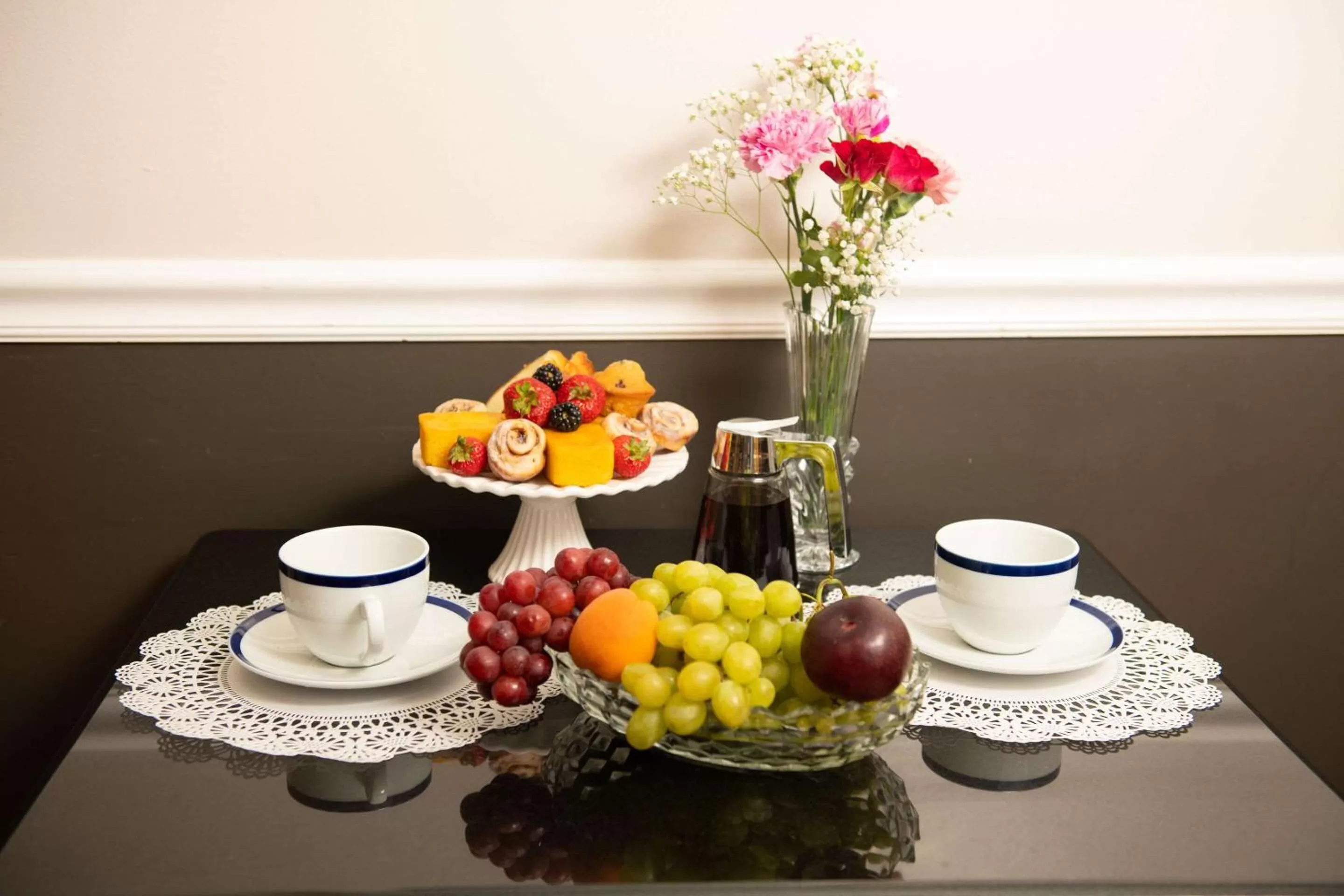 Breakfast in Rodeway Inn Middletown - Newport