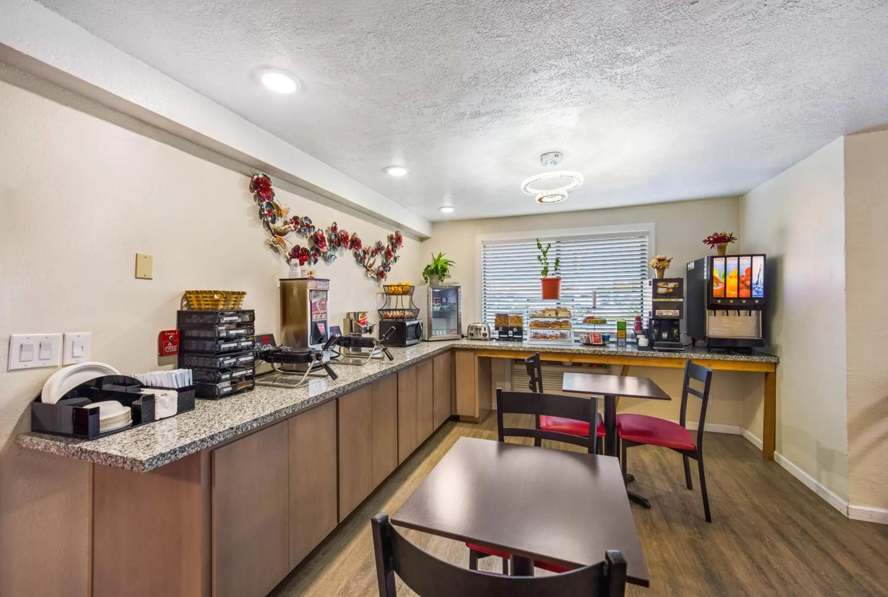 Breakfast, Restaurant/Places to Eat in Red Roof Inn & Suites Medford - Airport