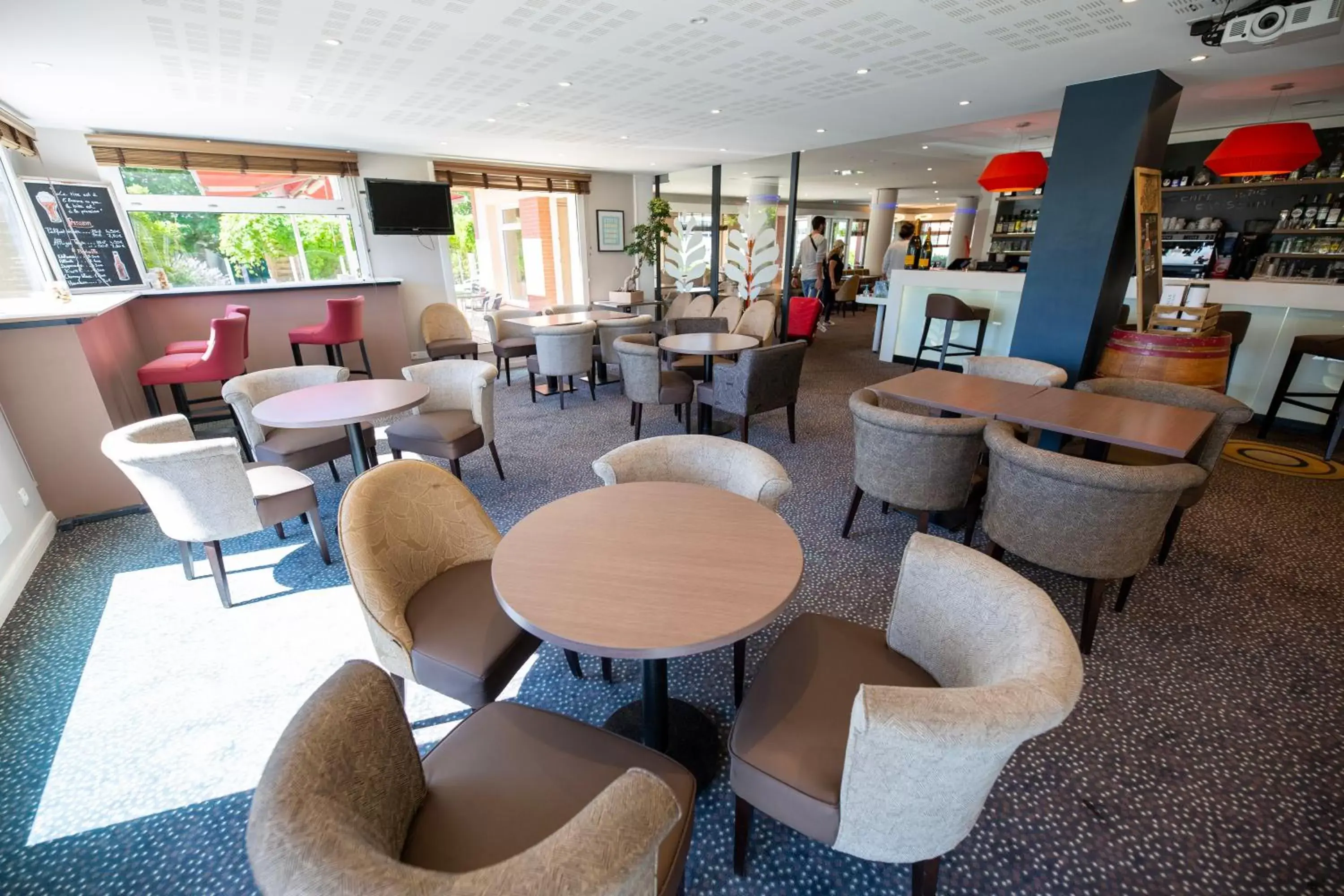Communal lounge/ TV room, Lounge/Bar in Hostellerie Saint Vincent Beauvais Aeroport