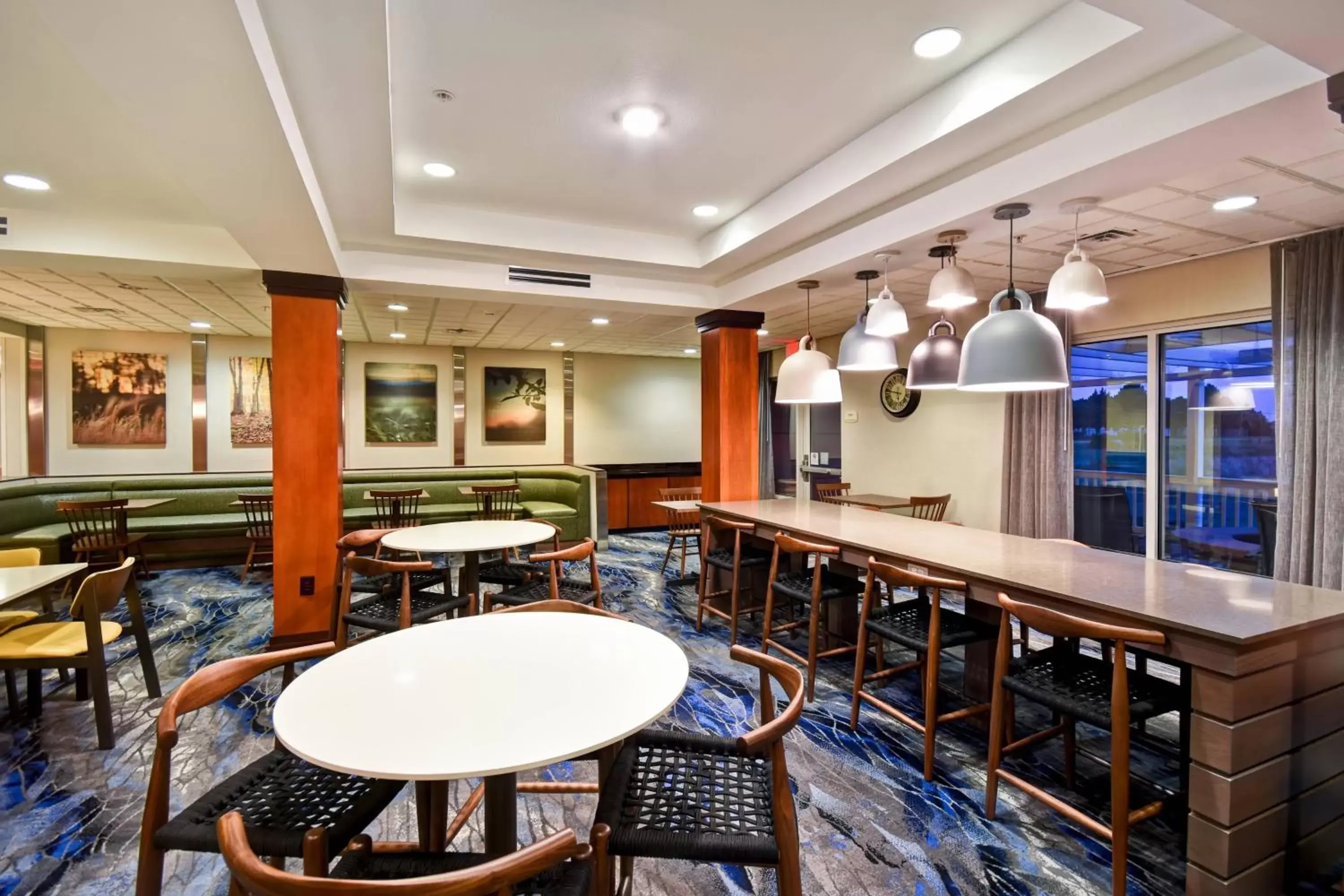 Breakfast, Lounge/Bar in Fairfield Inn and Suites by Marriott North Platte