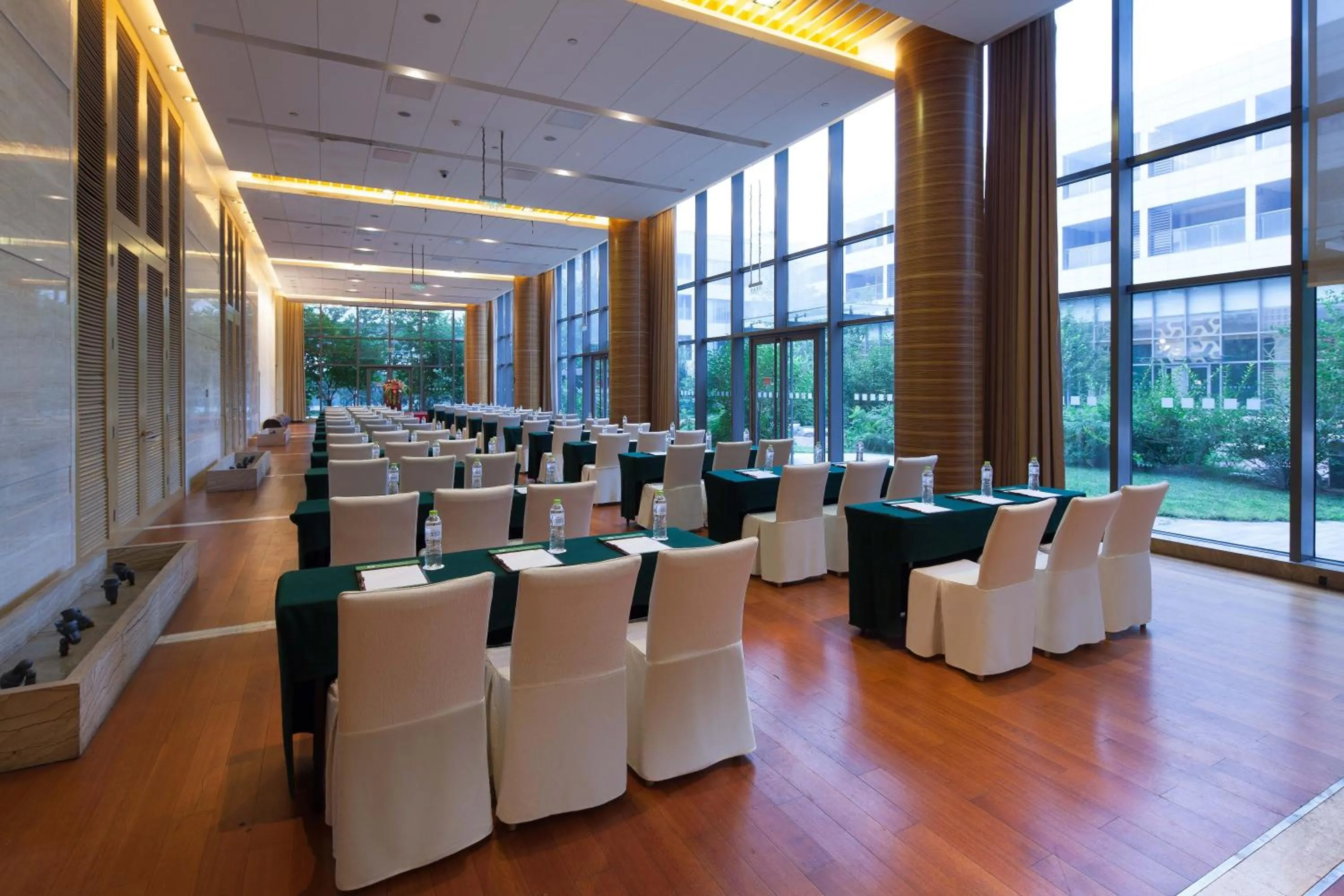 Meeting/conference room in Holiday Inn Beijing Shijingshan Parkview by IHG
