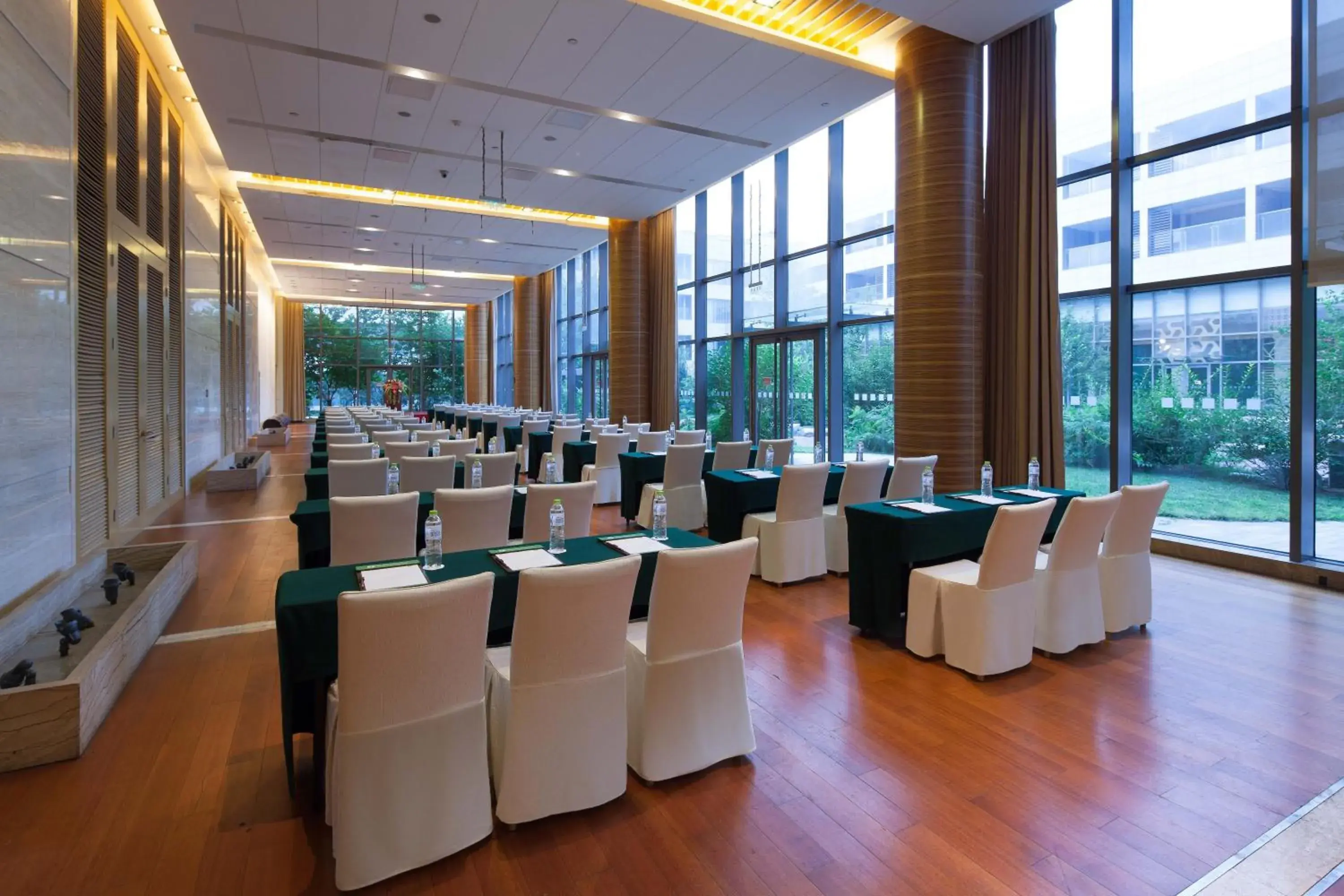 Meeting/conference room in Holiday Inn Beijing Shijingshan Parkview, an IHG Hotel