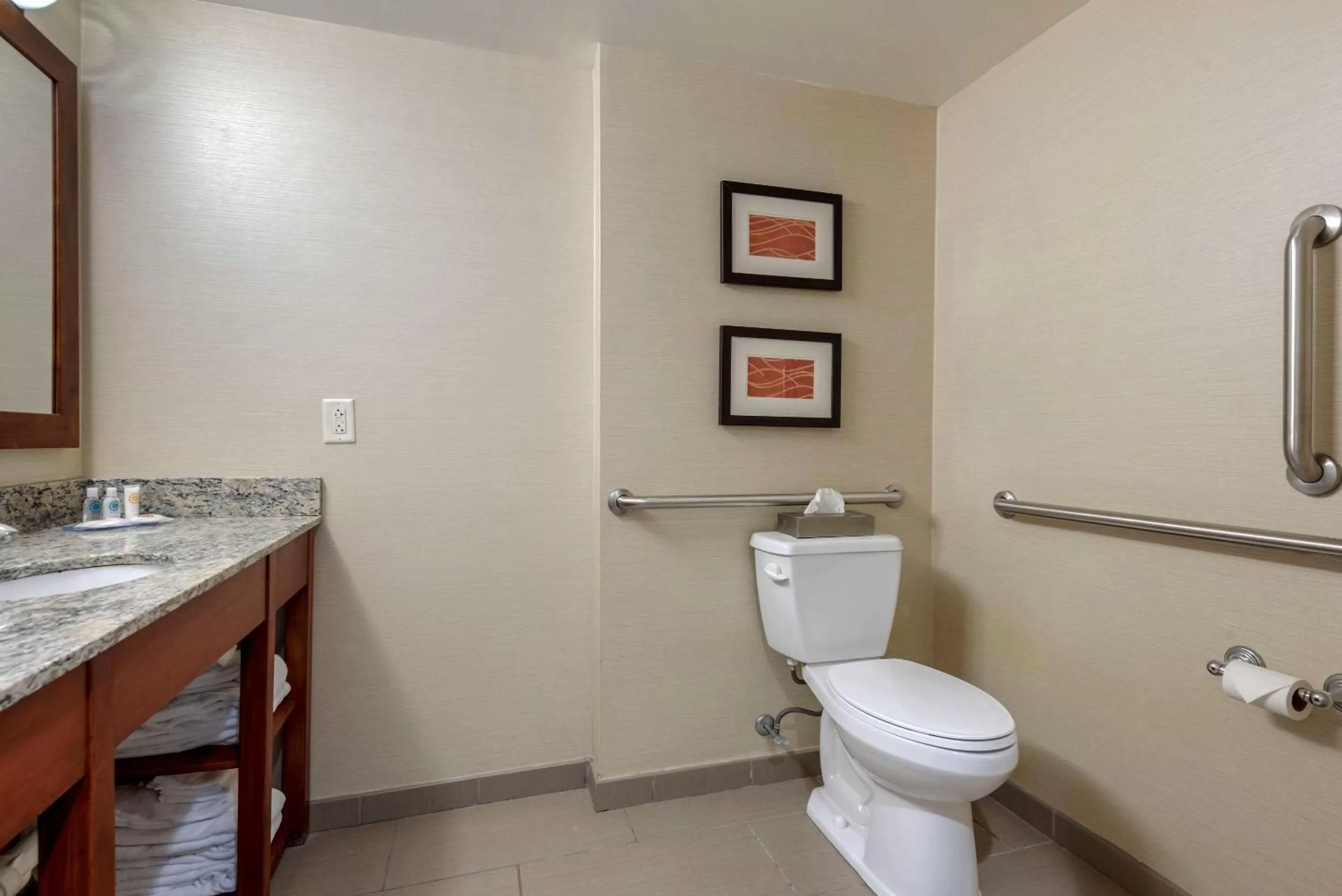 Photo of the whole room in Comfort Inn The Pointe