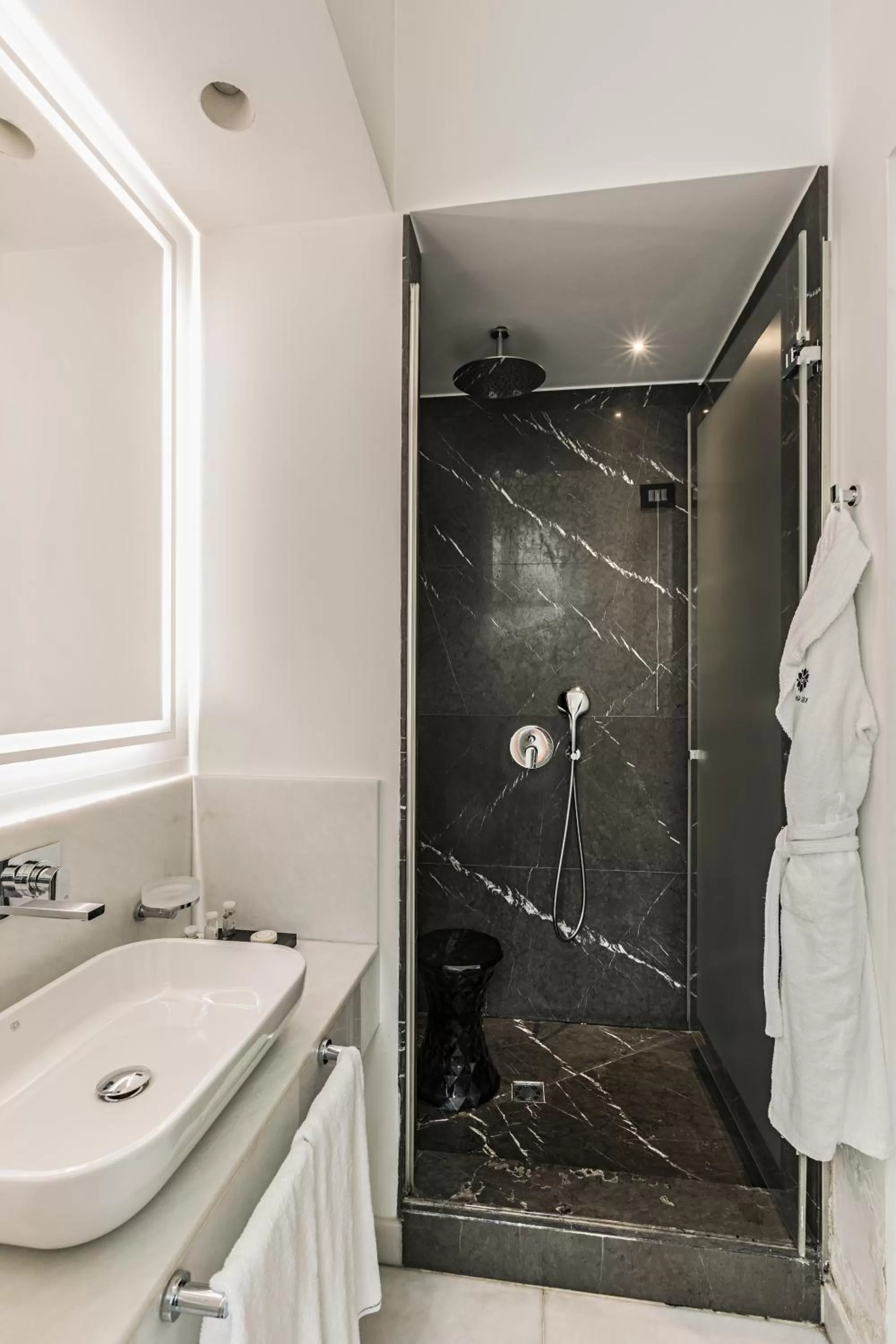Shower in Corso 281 Luxury Suites