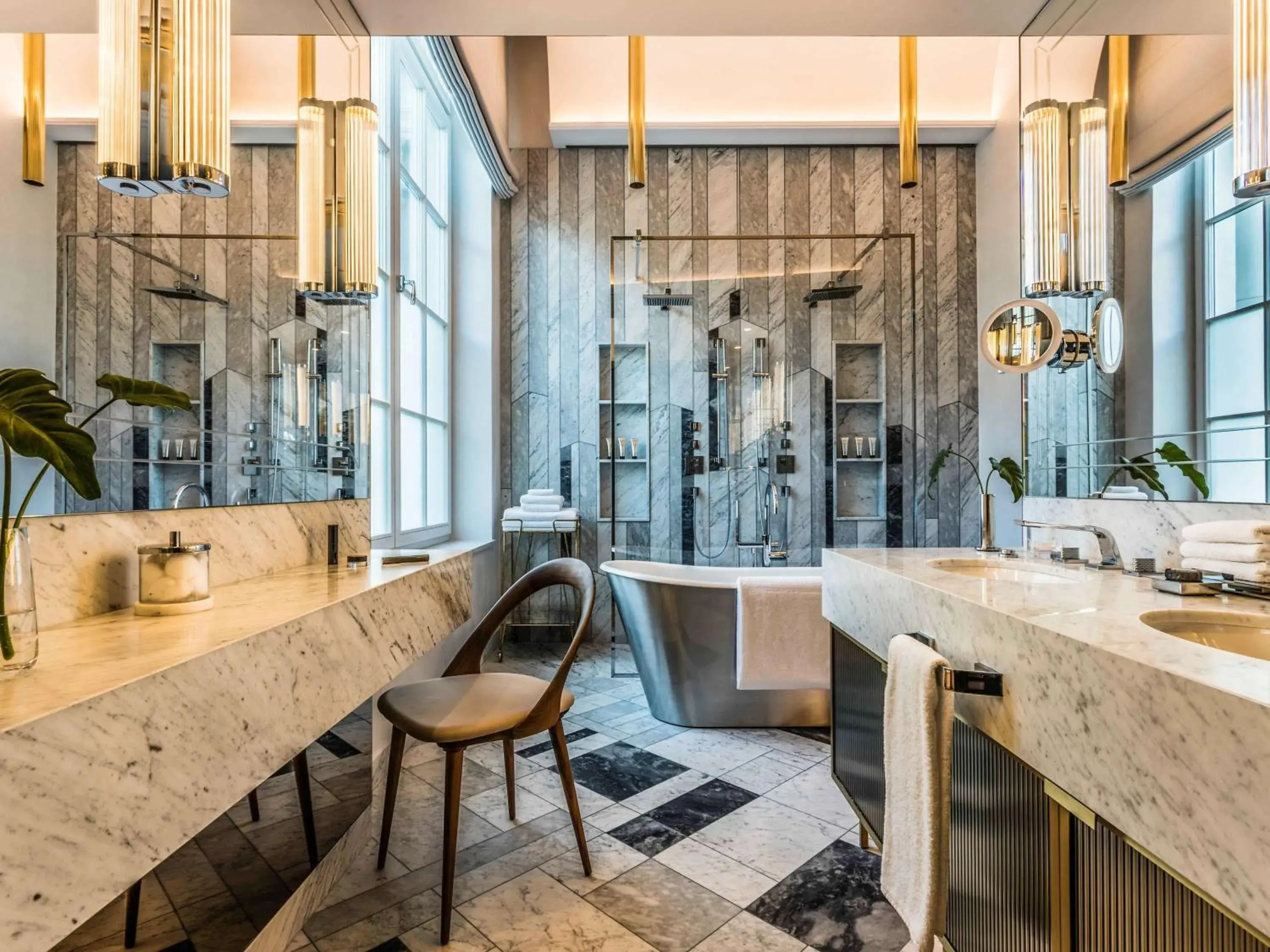 Shower, Restaurant/Places to Eat in Raffles Europejski Warsaw