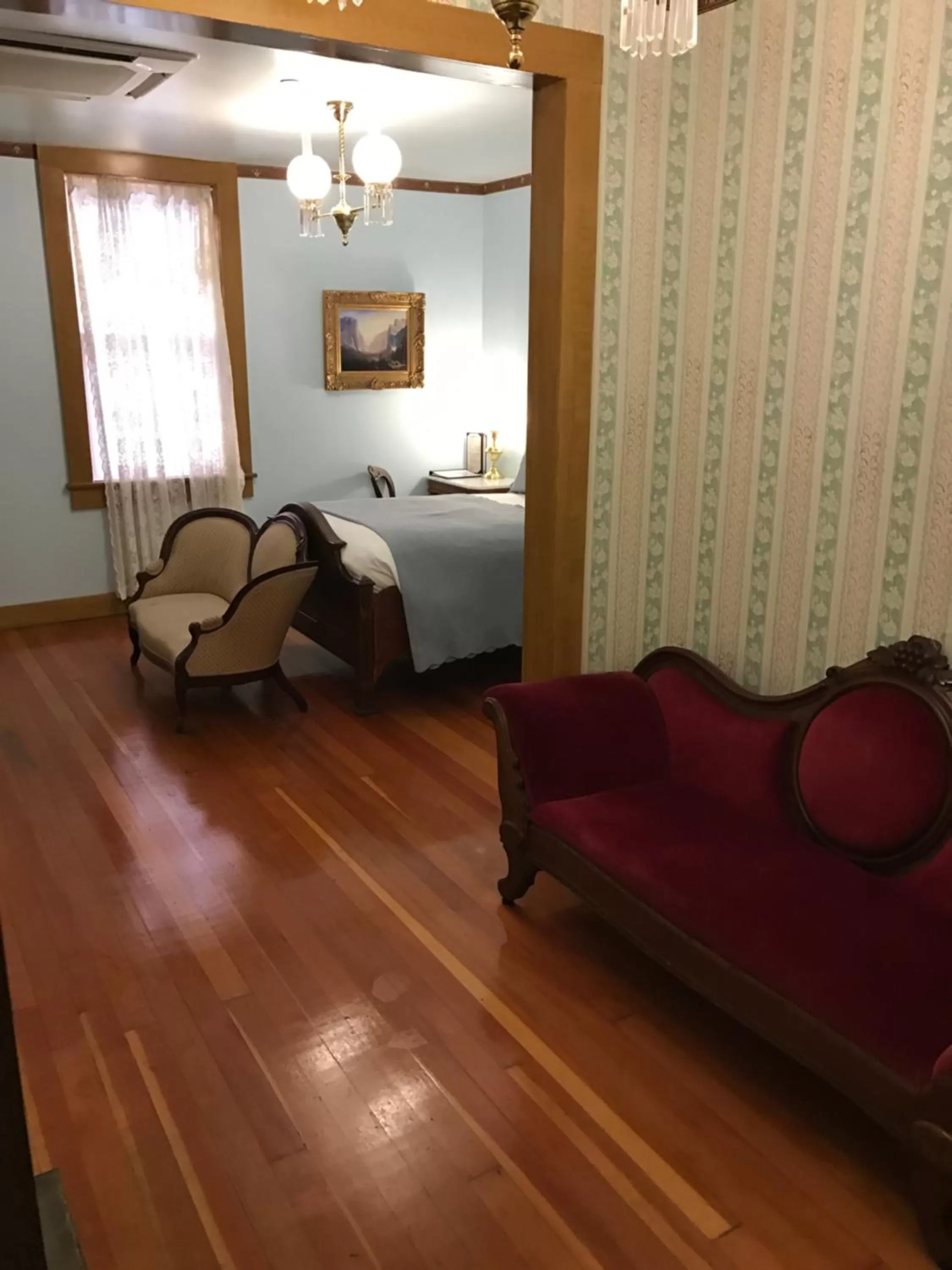 Photo of the whole room, Bed in Cosmopolitan Hotel