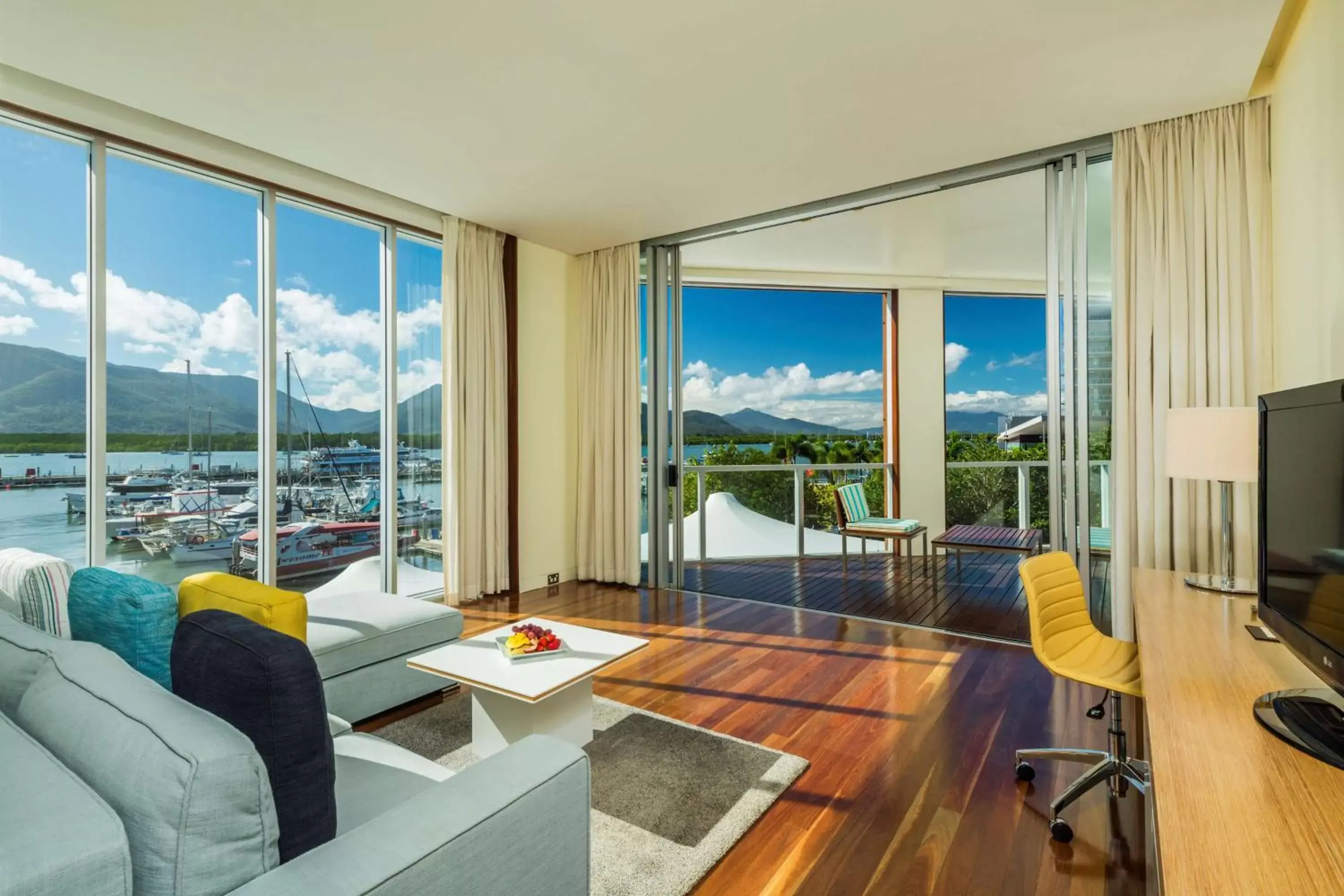 Facade/entrance, Seating Area in Shangri-La The Marina, Cairns