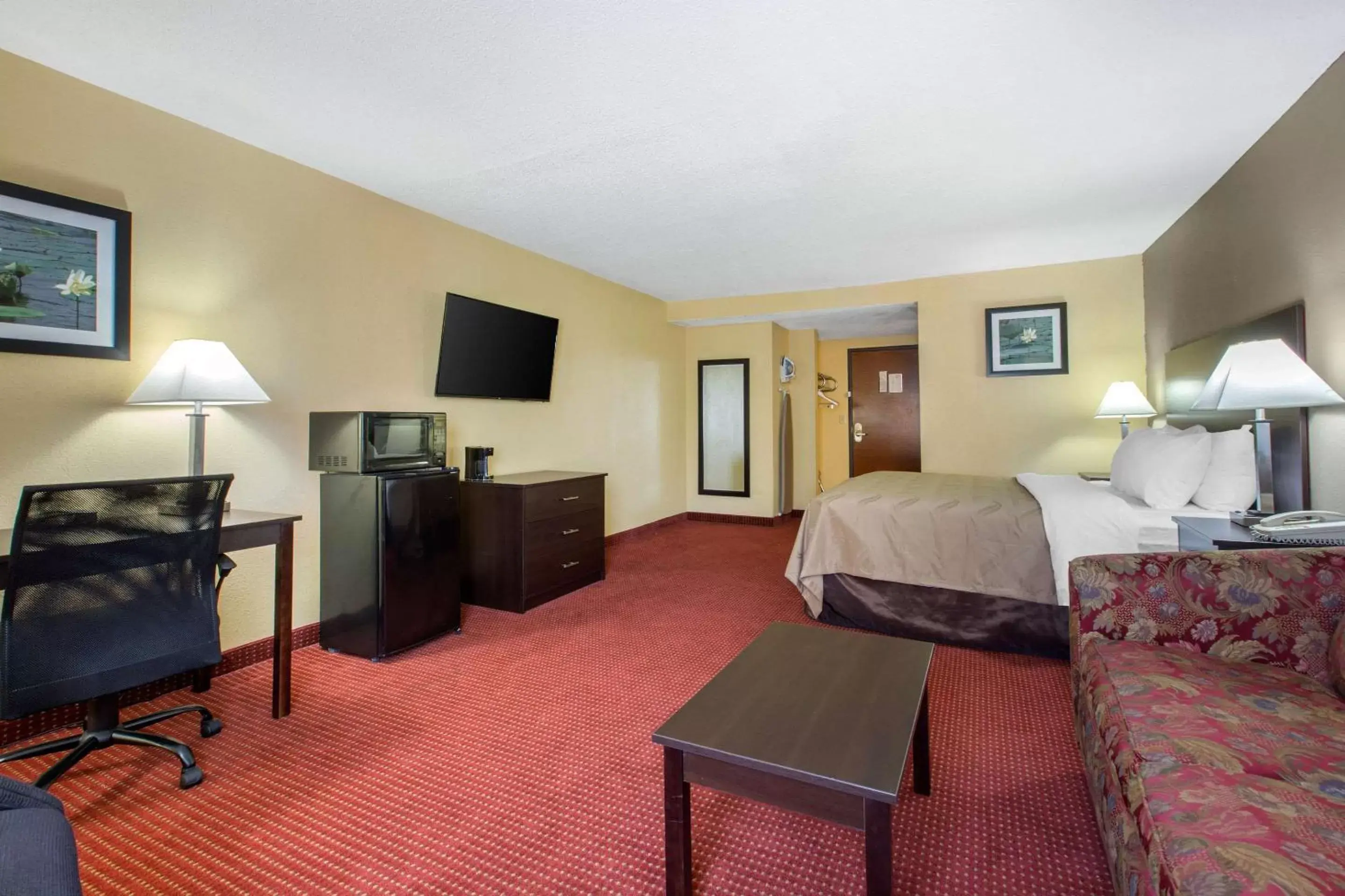 Photo of the whole room, TV/Entertainment Center in Quality Inn Williamston