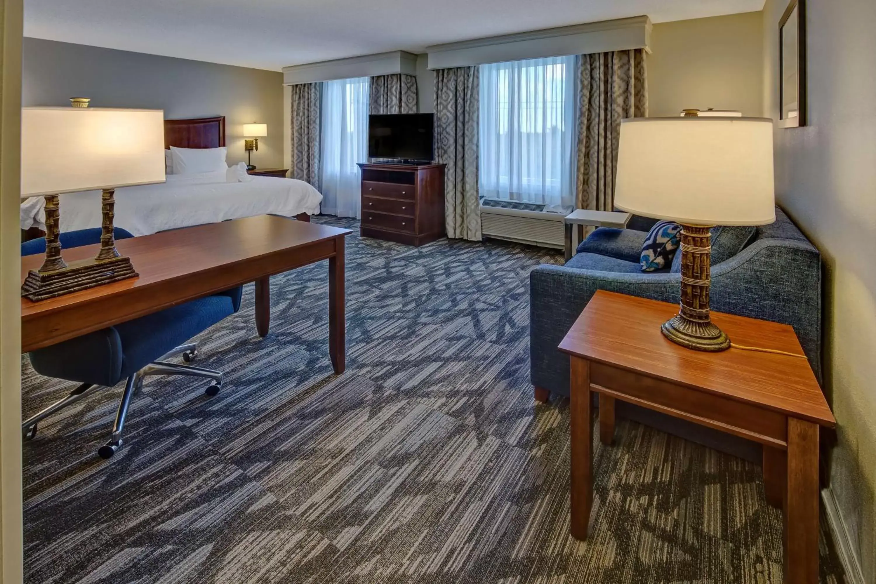 Bedroom, Seating Area in Hampton Inn & Suites Stuart-North