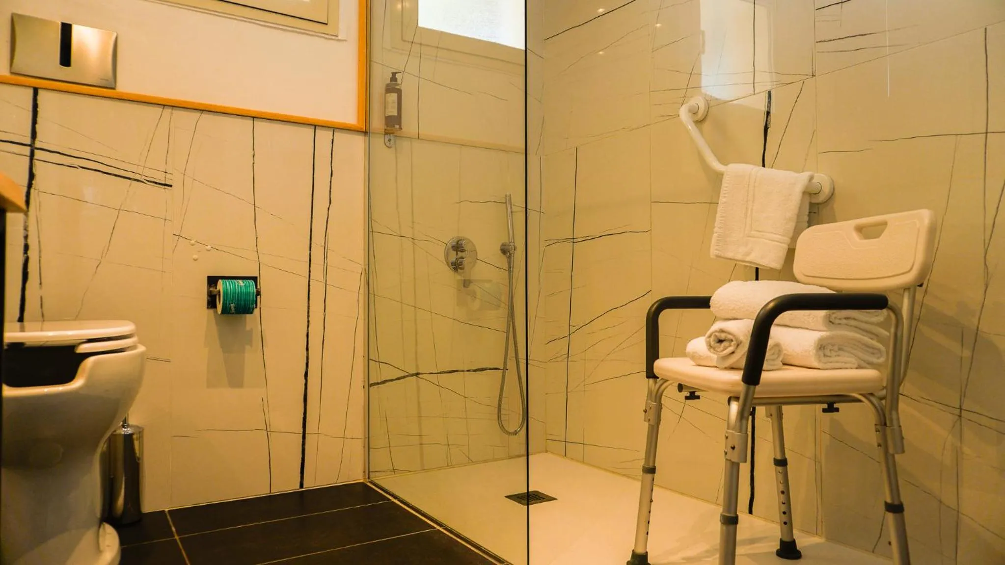 Shower in Hotel San Teodoro