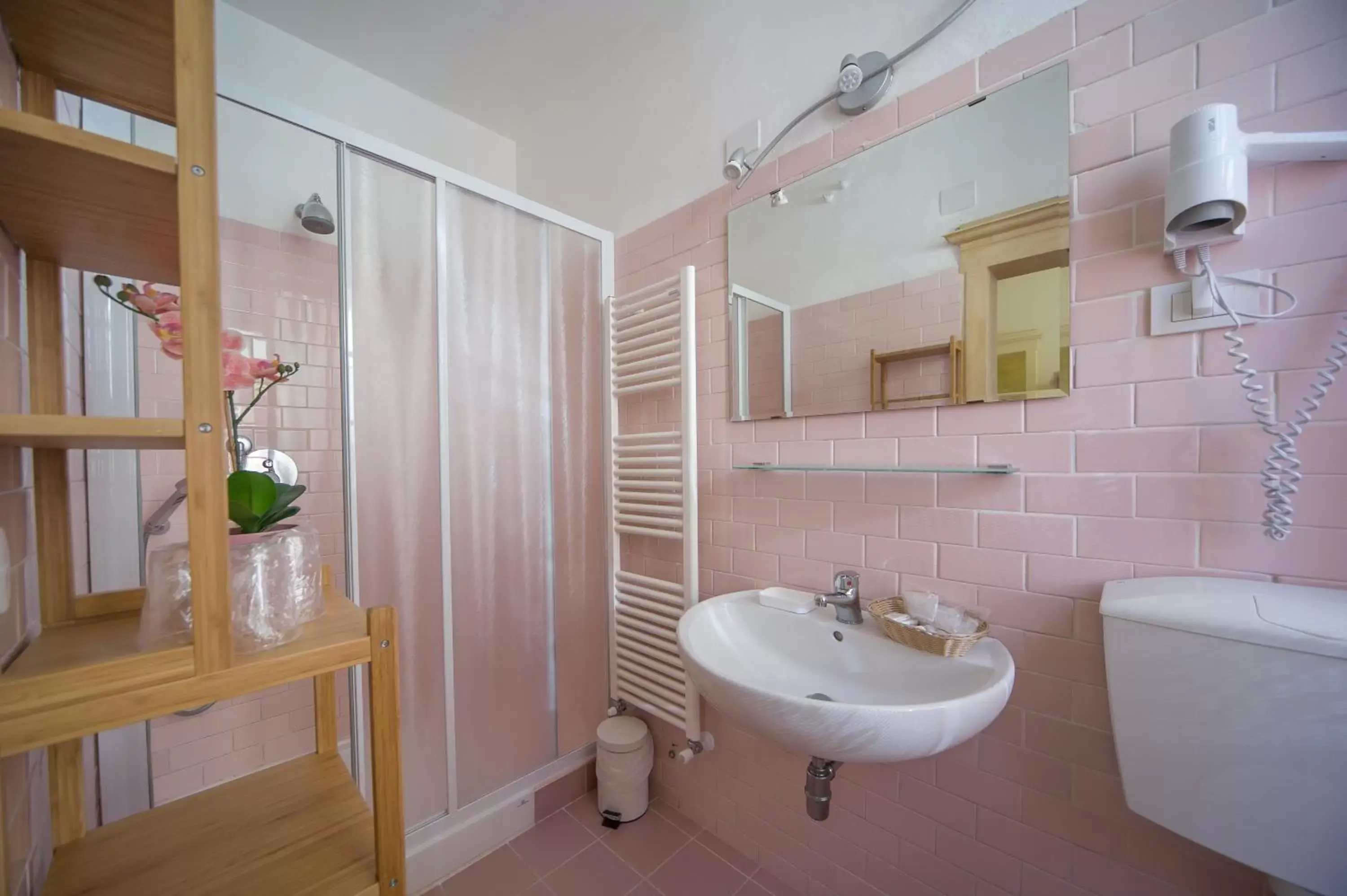 Shower, Bathroom in Albergo Etruria