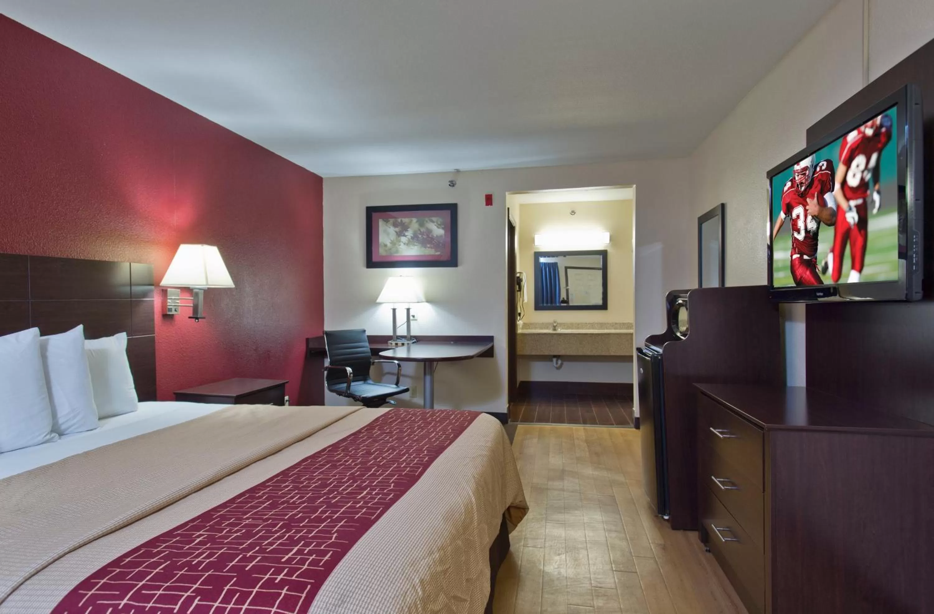 Photo of the whole room, Bed in Red Roof Inn Corpus Christi South