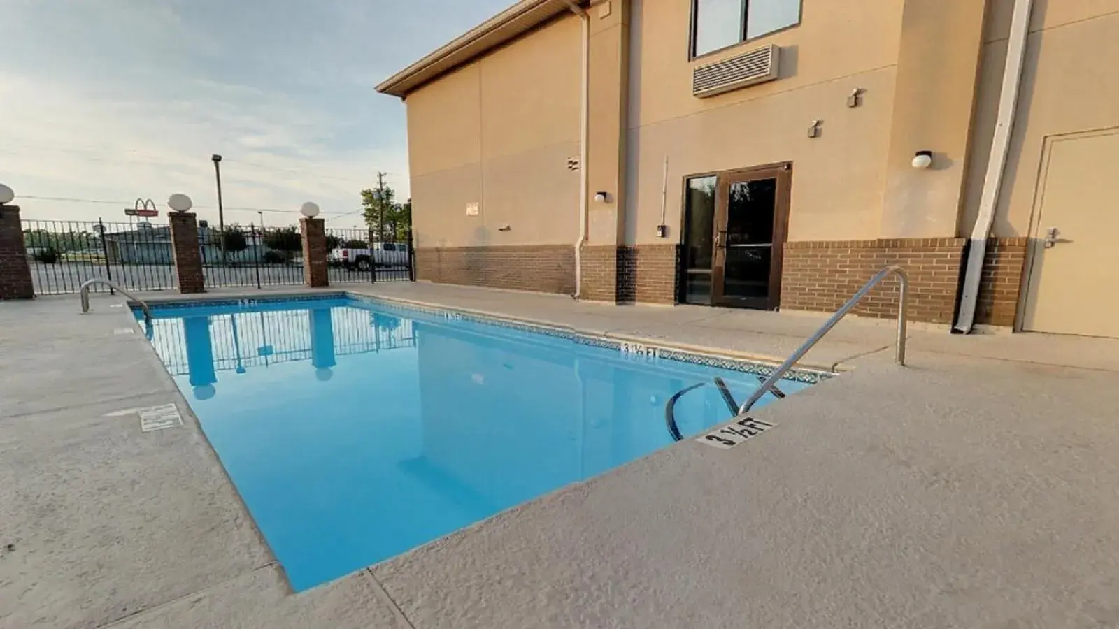 Swimming Pool in Econo Lodge Waynesboro