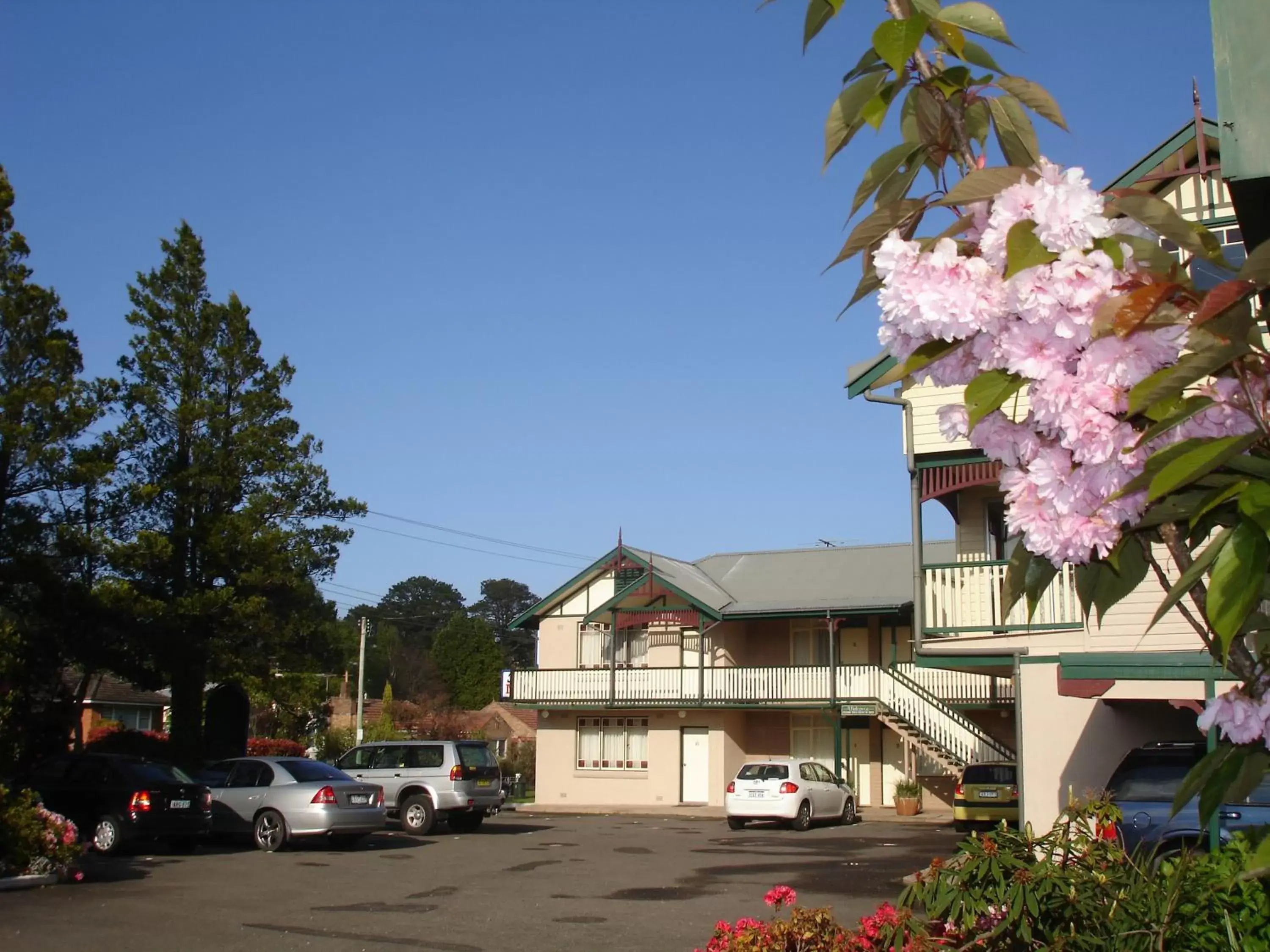 Property Building in Three Explorers Motel