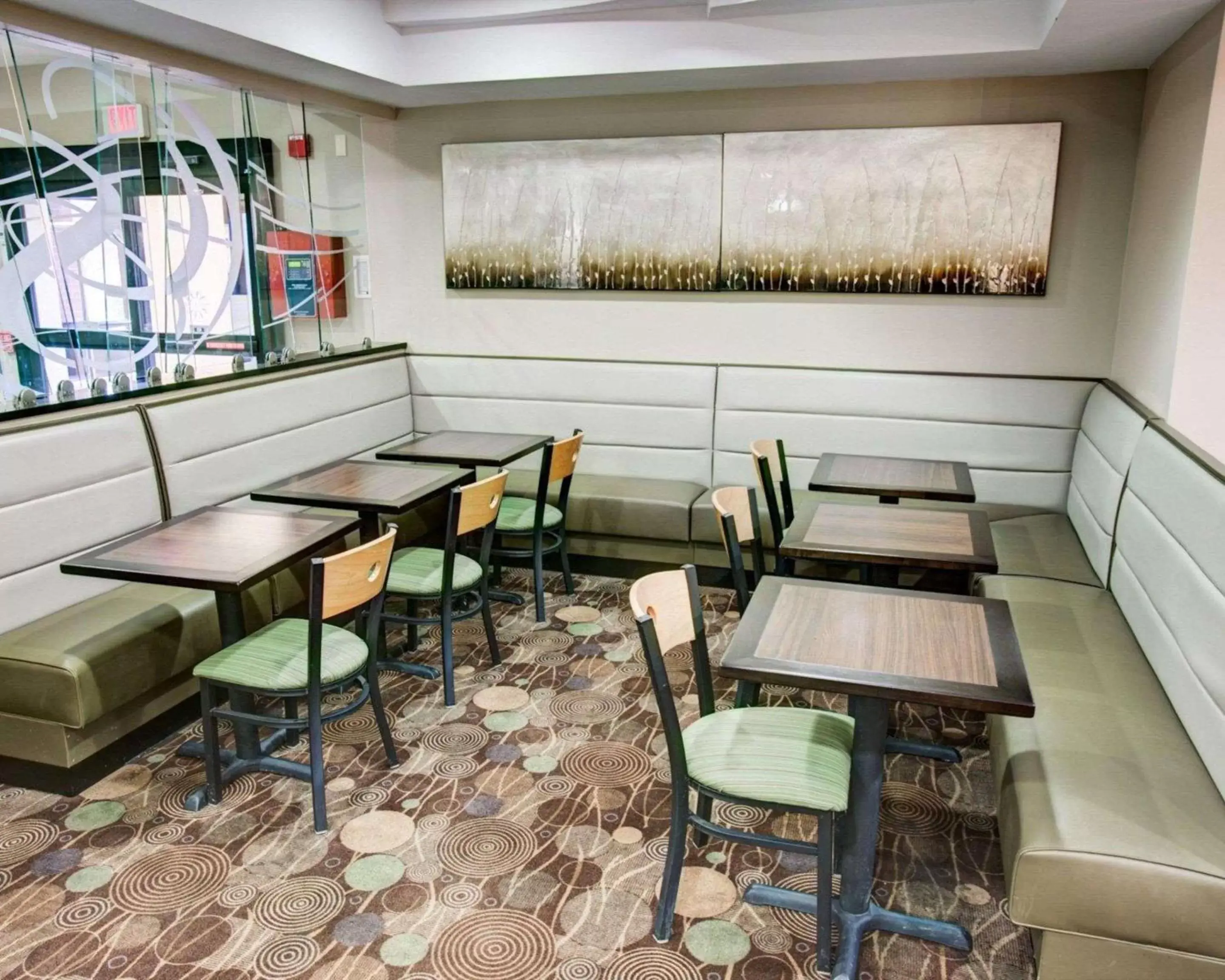 Restaurant/Places to Eat in Comfort Suites Coraopolis