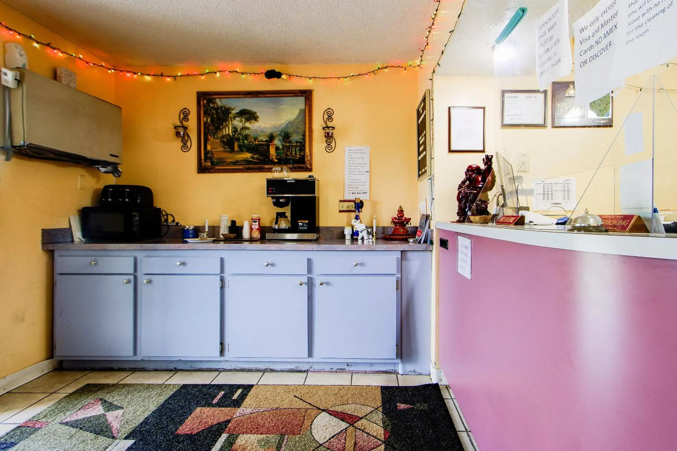 Lobby or reception, Kitchen/Kitchenette in OYO Hotel Chapmanville Inn, WV - Hwy 119