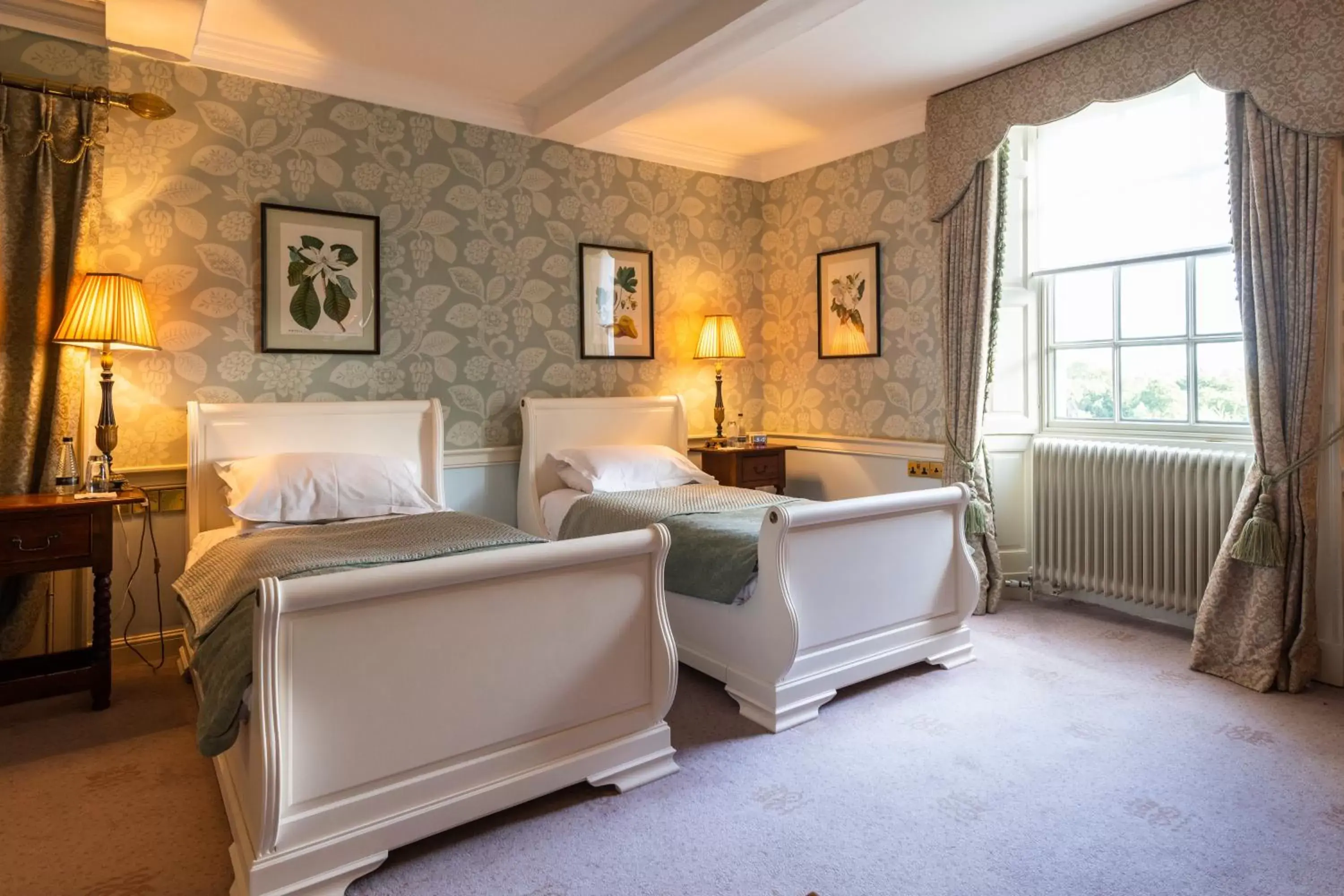 Bedroom, Seating Area in Cavendish Hotel