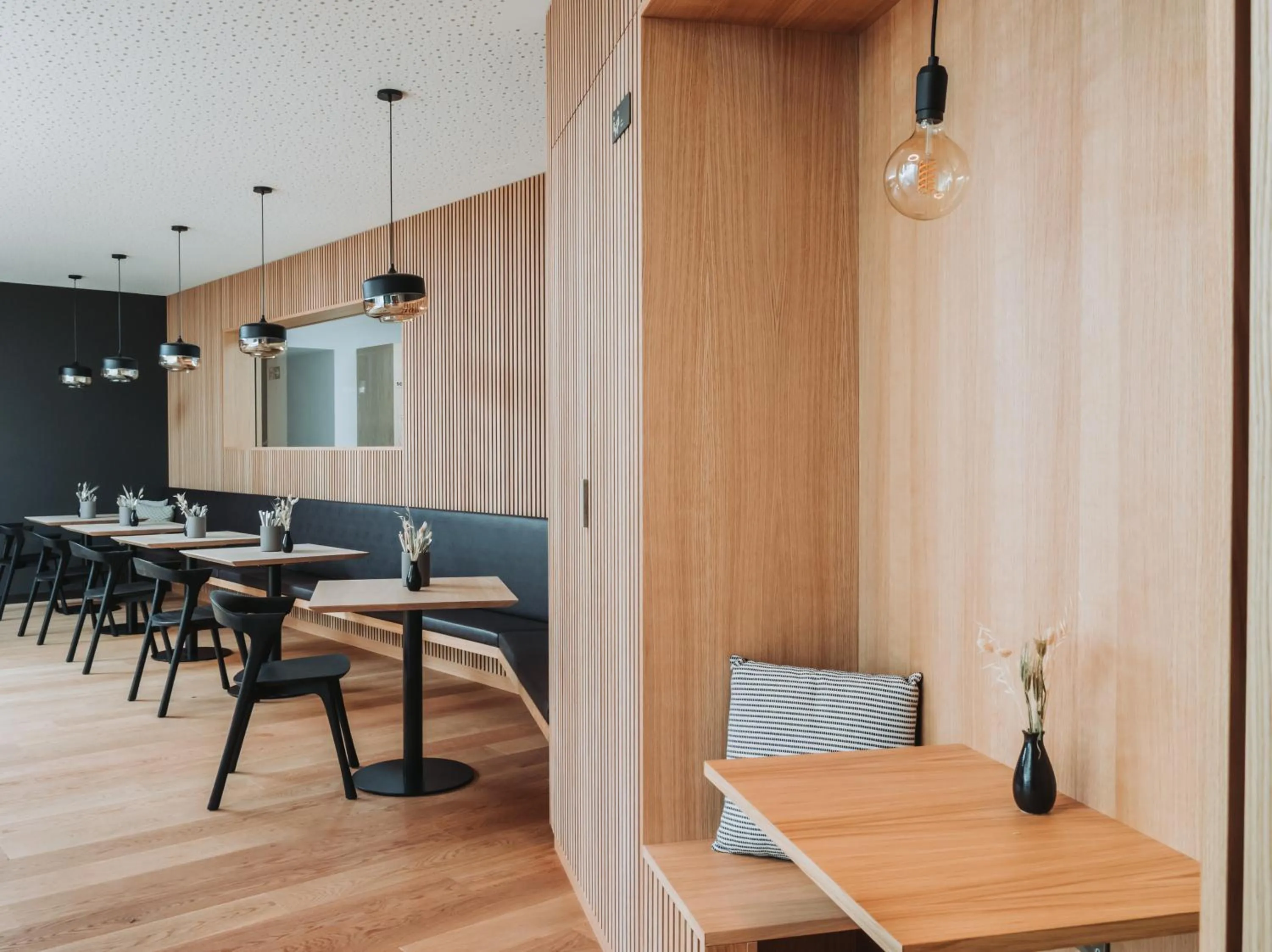 Restaurant/places to eat in Montreux Youth Hostel