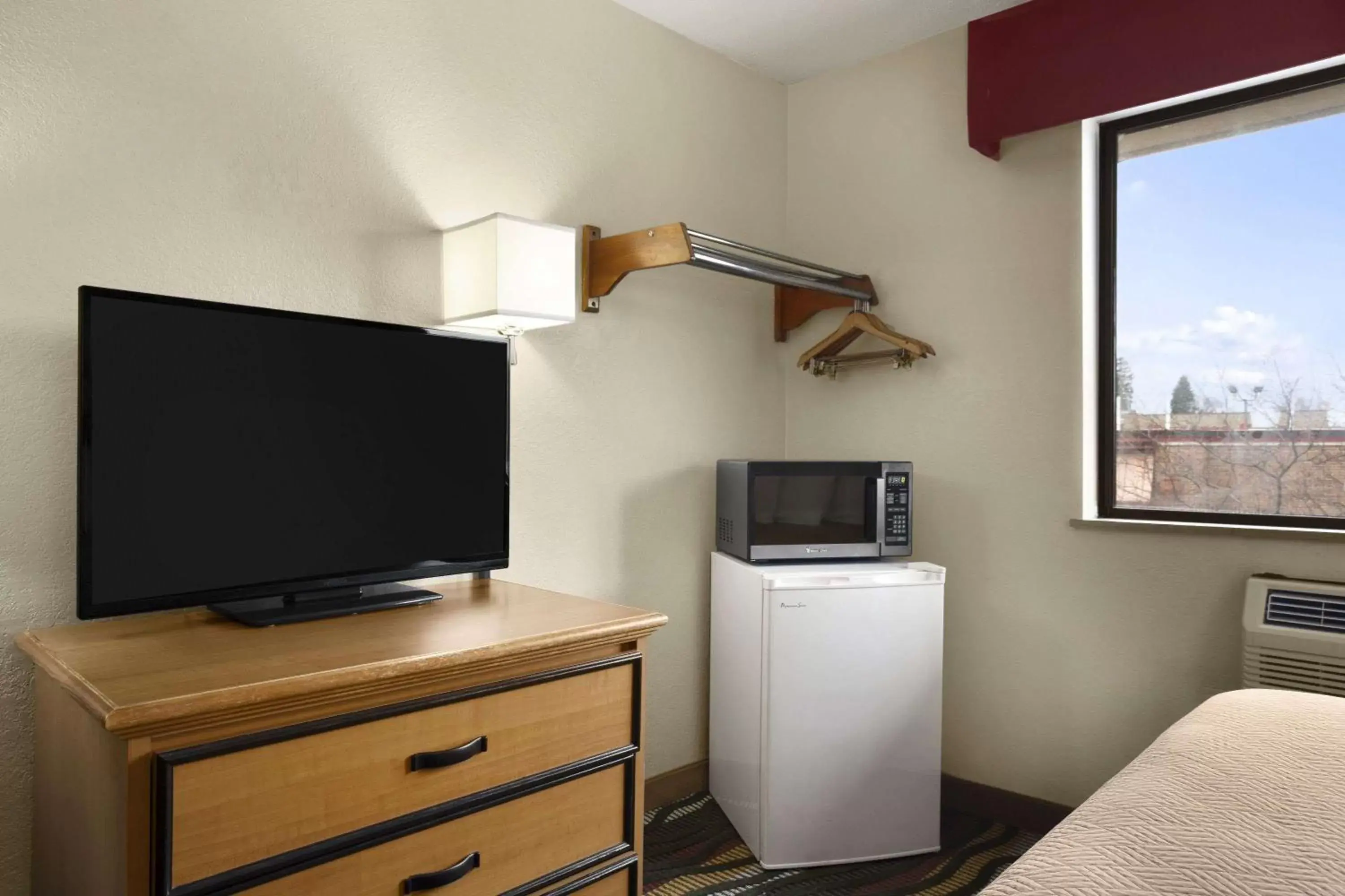 Photo of the whole room, TV/Entertainment Center in Travelodge by Wyndham Battle Creek