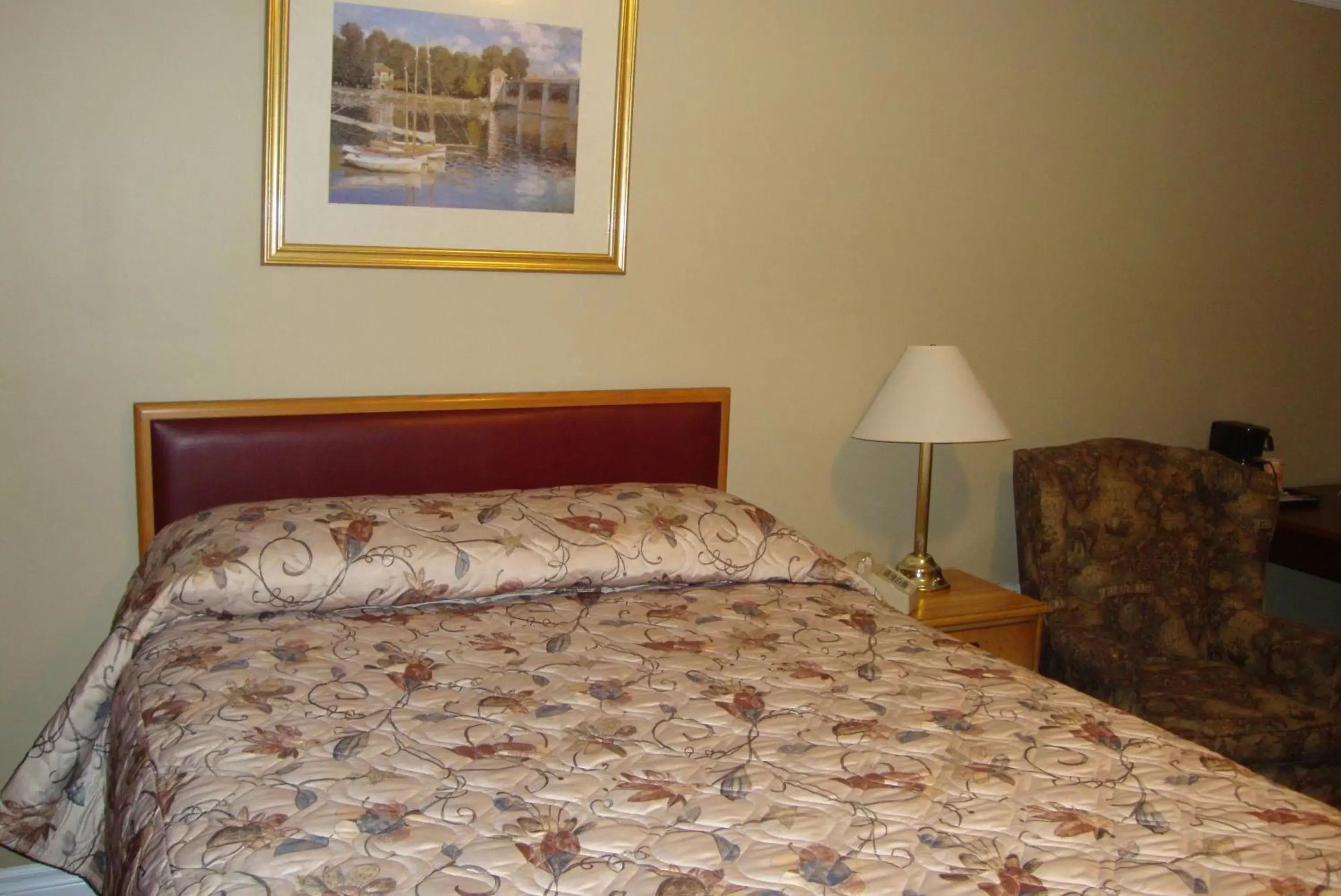 Photo of the whole room, Bed in Royal Napanee Inn