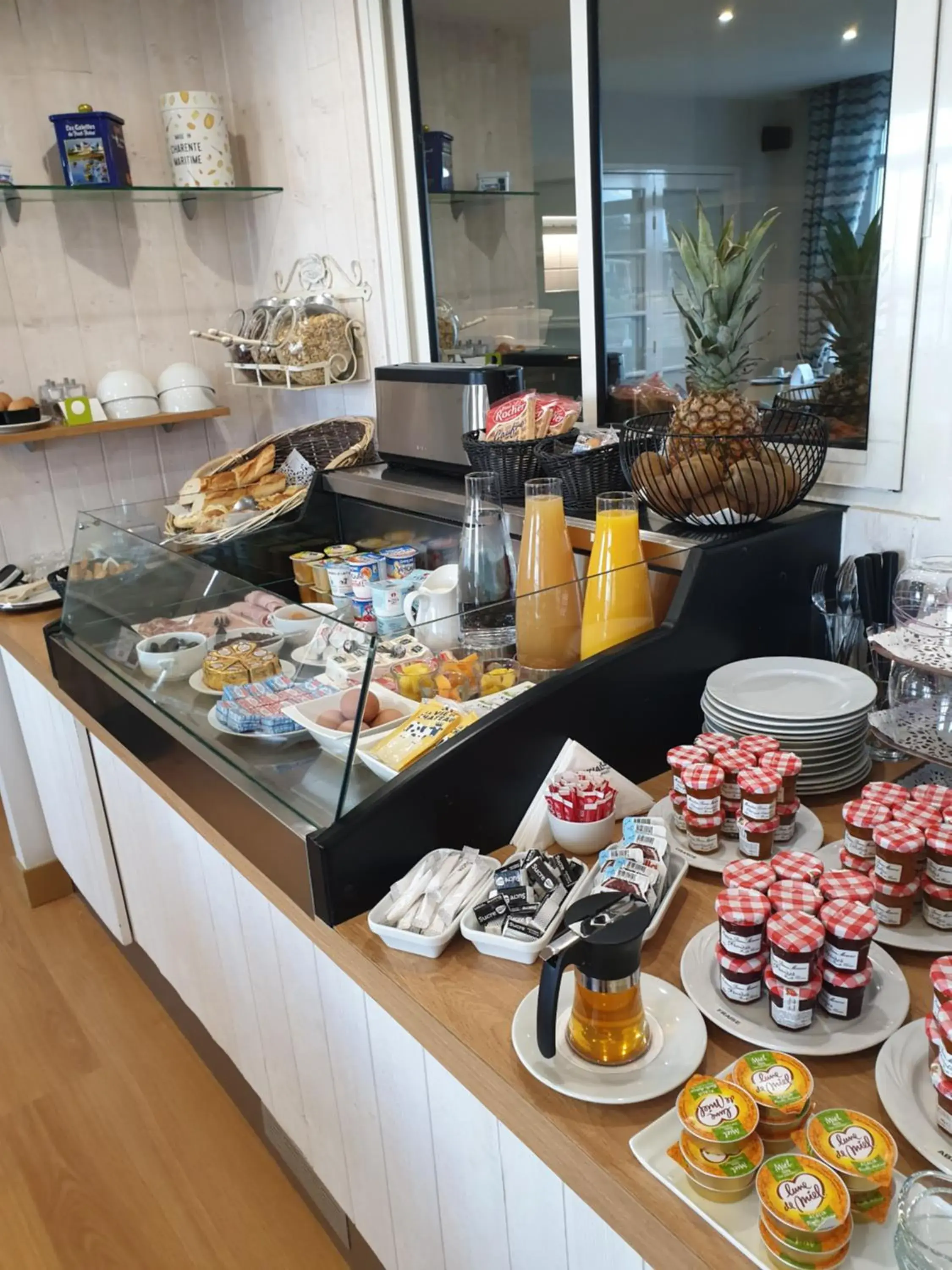 Breakfast, Food in The Originals Boutique, Hotel Miramar, Royan (Inter-Hotel)